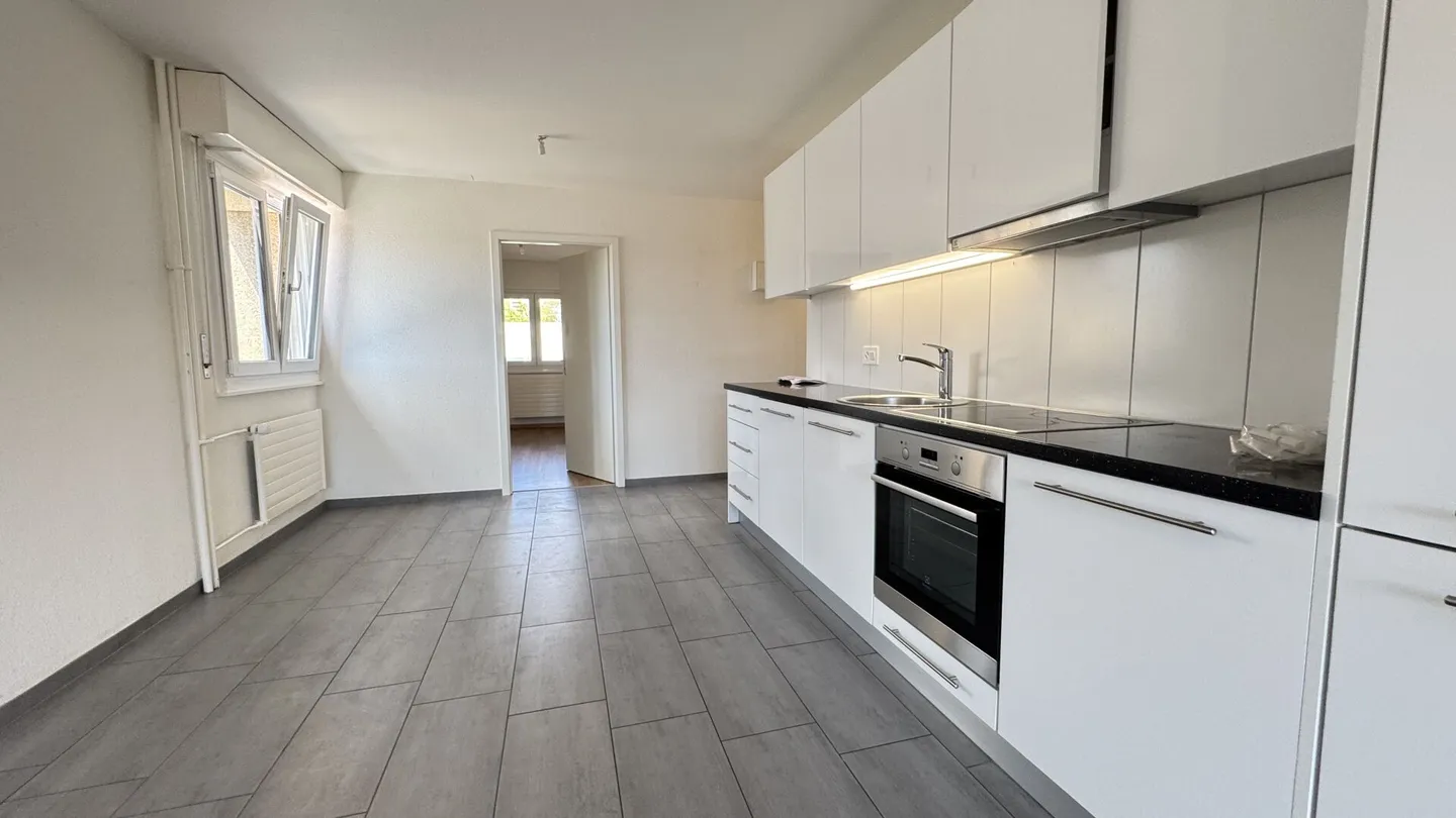 Appartamento moderno con 3 camere a La Chaux-de-Fonds - Ideale per studenti e prima occupazione dopo completa ristrutturazione - Foto 1 di 12