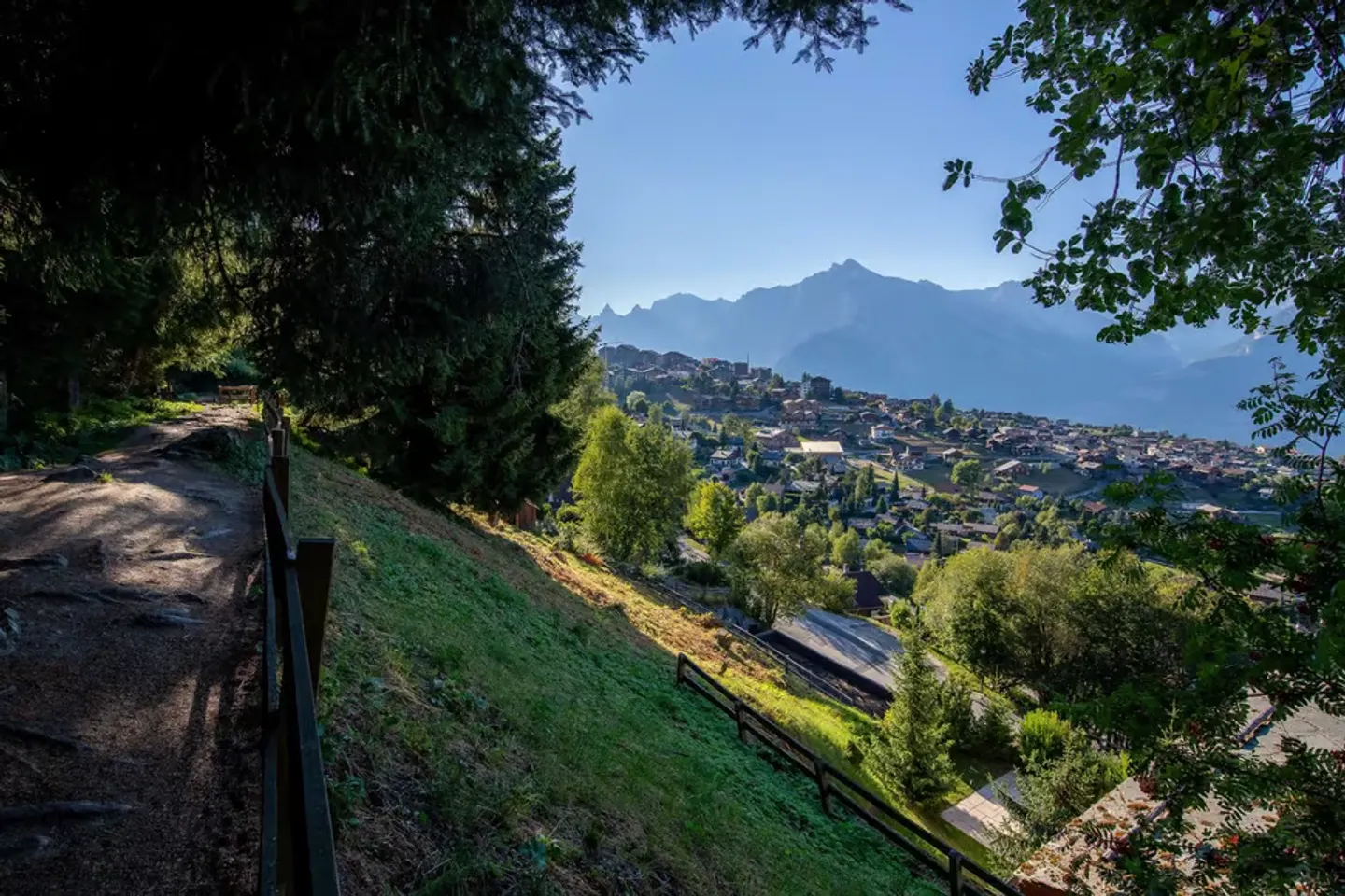 Bebaubares Grundstück, frei von Mandat neben dem Bisse - Foto 1 von 13