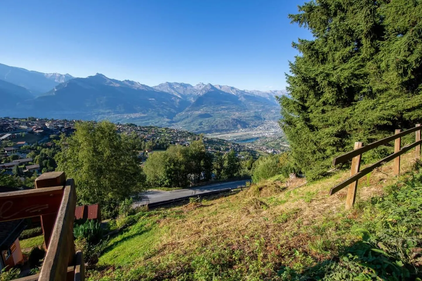 Bebaubares Grundstück, frei von Mandat neben dem Bisse - Foto 4 von 13