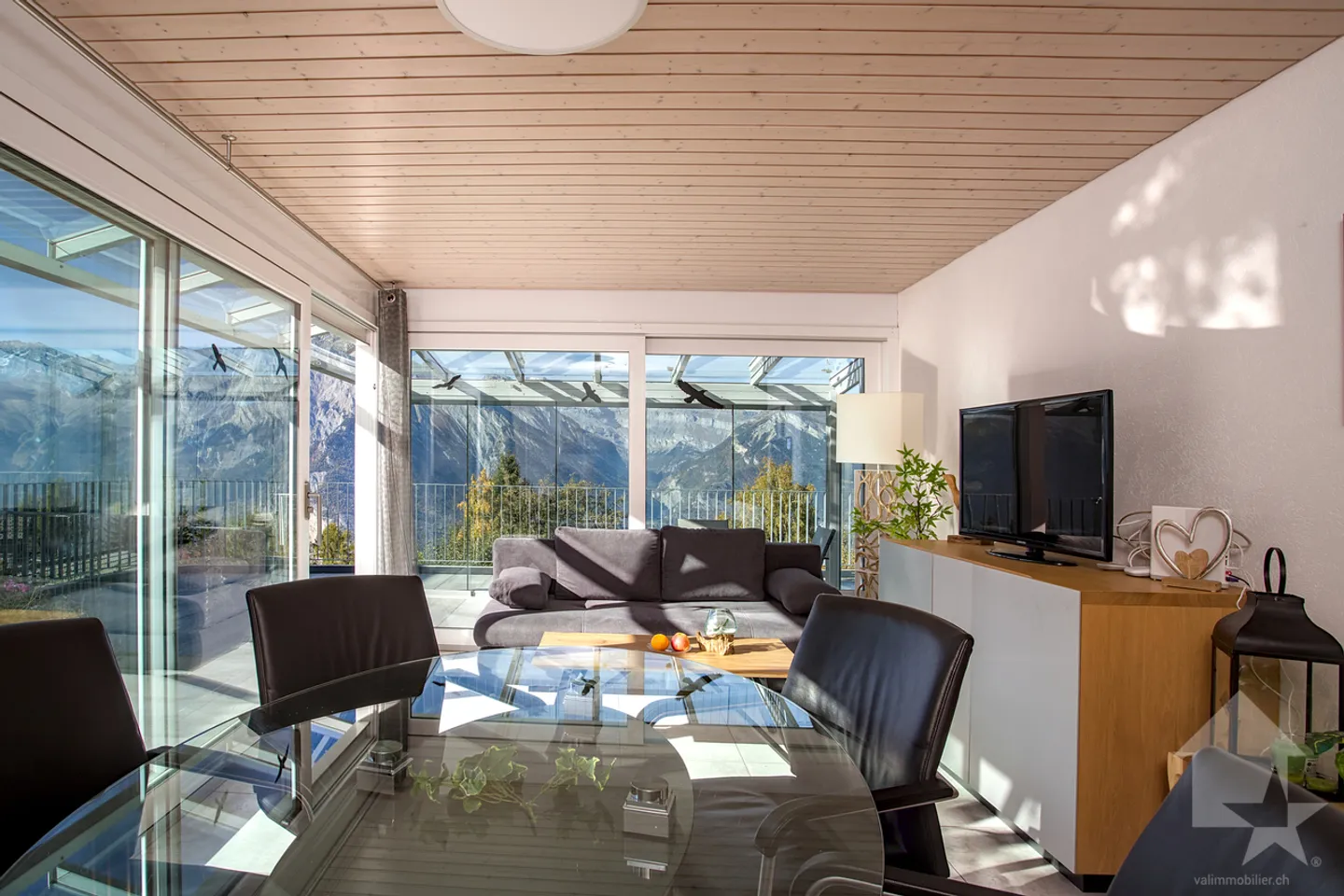 Beautiful 4.5-room apartment on the ground floor of a chalet - Photo 2 of 15