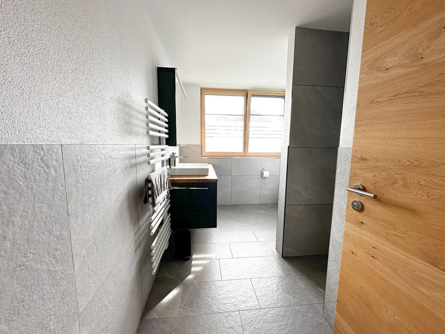 Charming 2.5-room apartment with nature view in Teufen - Photo 8 of 11