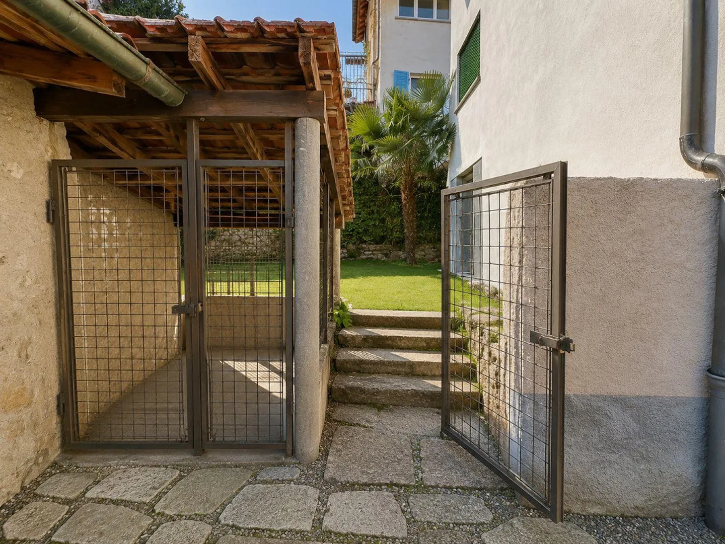 Charming corner house with garden, private courtyard and great potential in Arzo - Photo 10 of 12