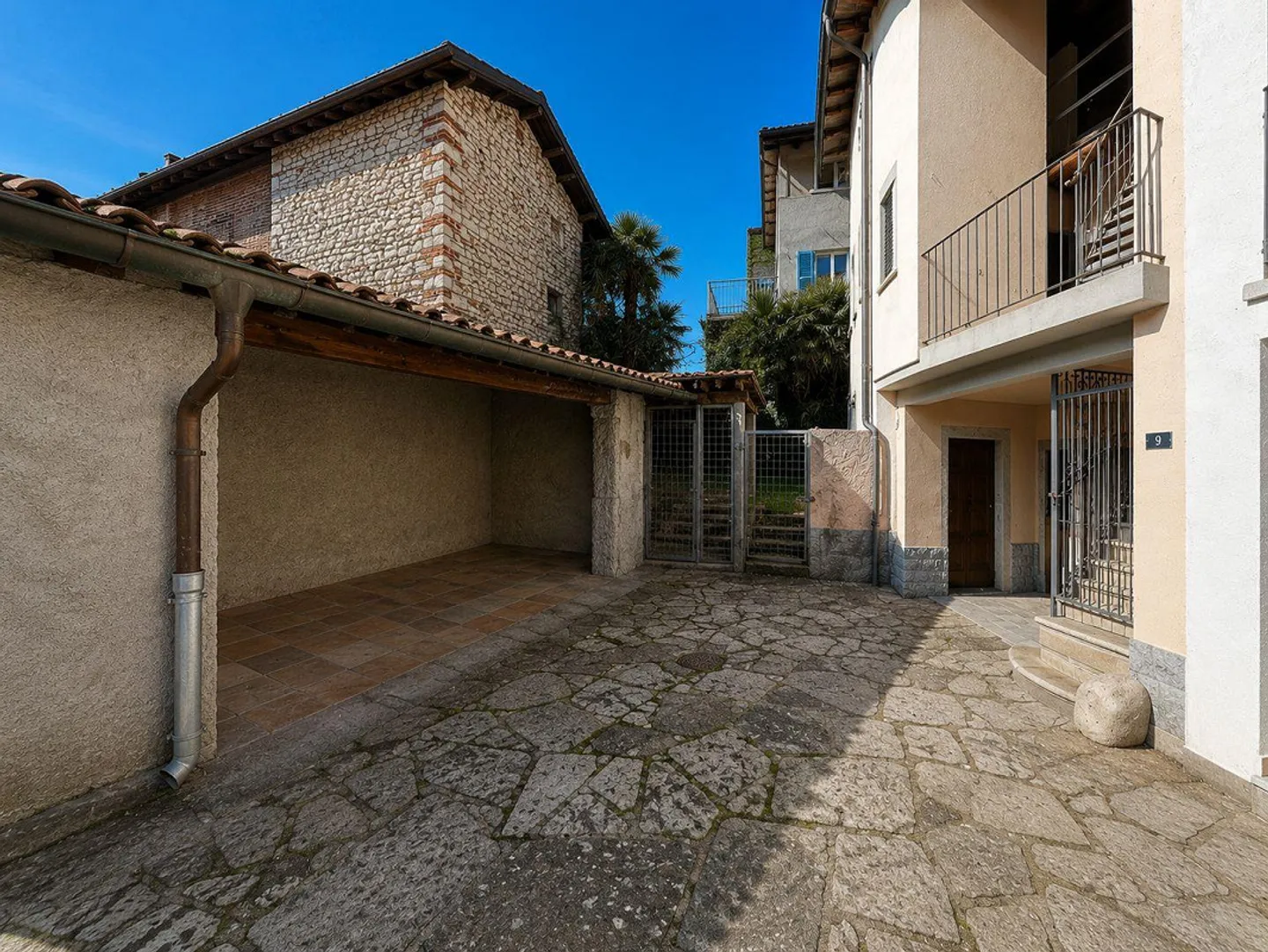 Charming corner house with garden, private courtyard and great potential in Arzo - Photo 11 of 12