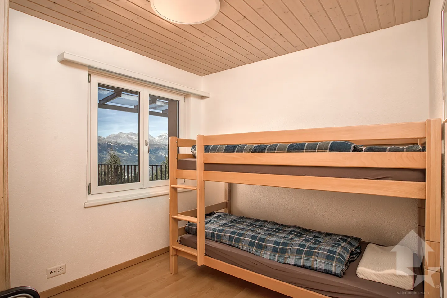 Beautiful 4.5-room apartment on the ground floor of a chalet - Photo 8 of 15