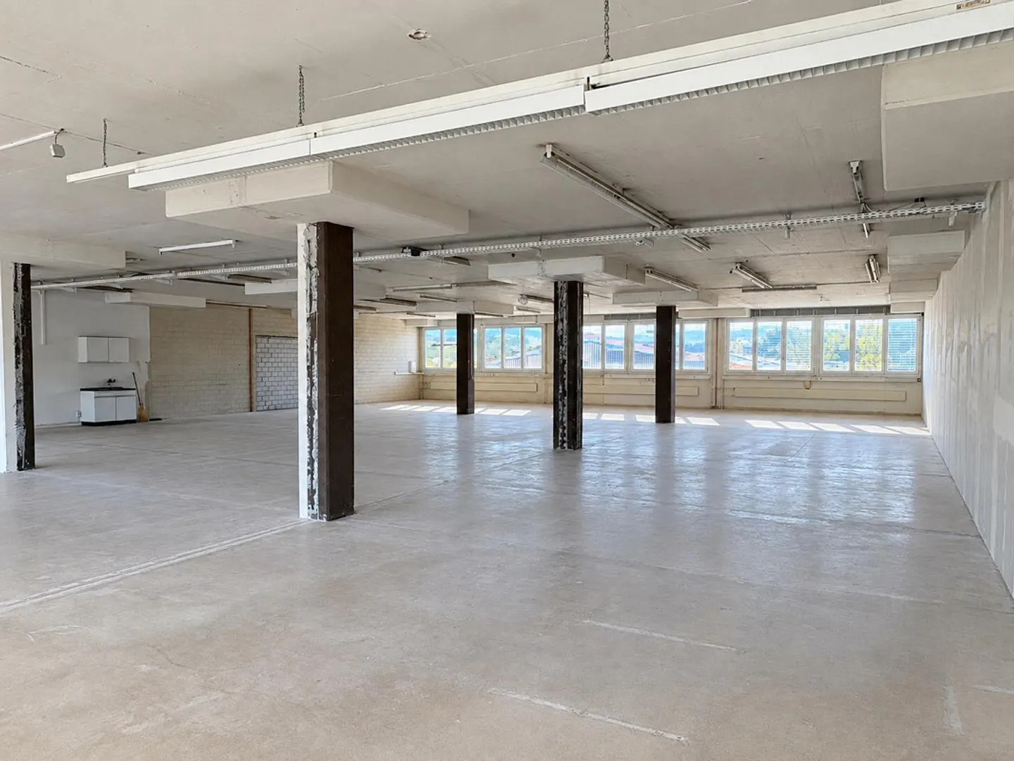 Storage areas from 115 m2 - Photo 2 of 4