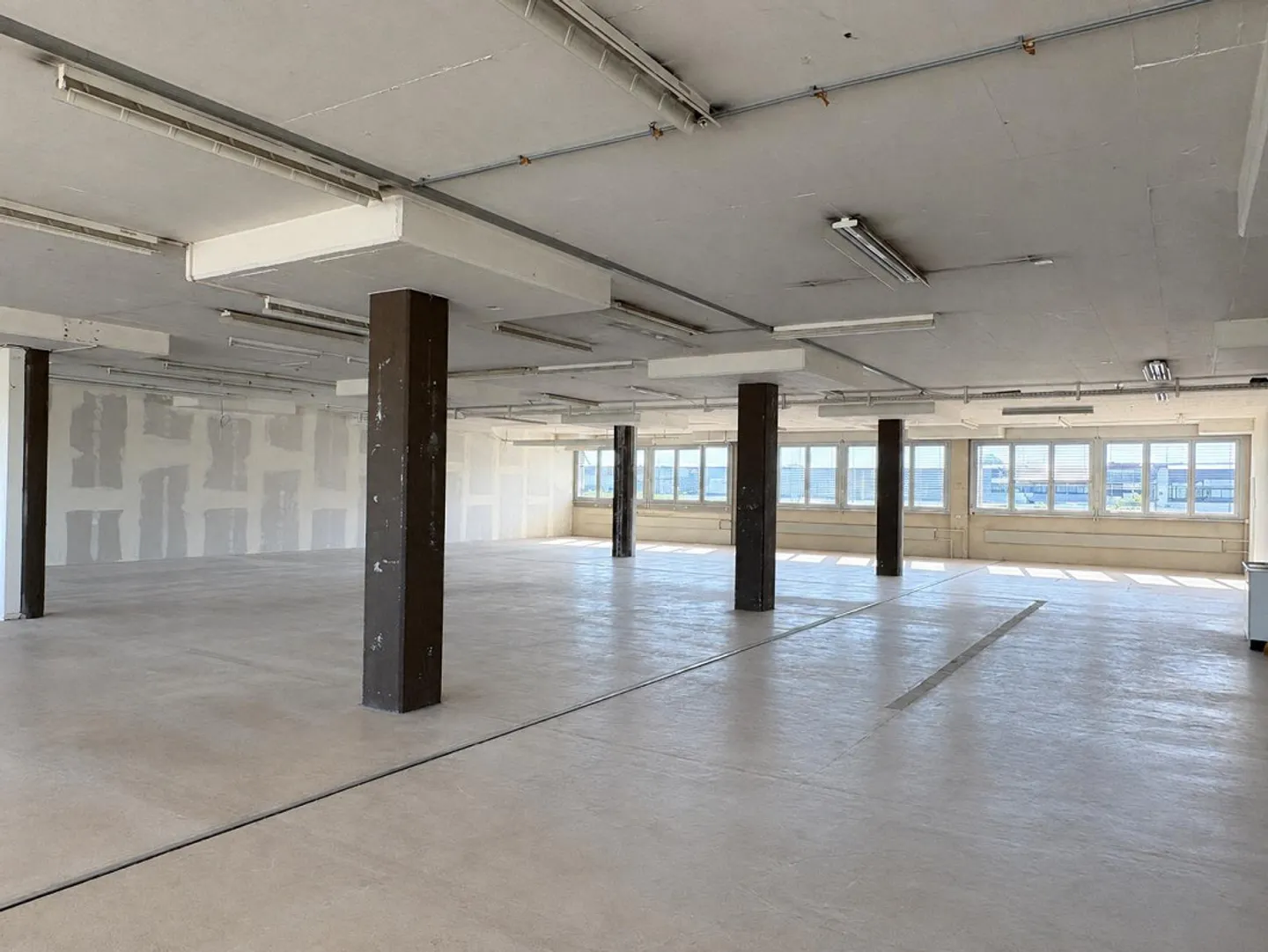 Storage areas from 115 m2 - Photo 3 of 4