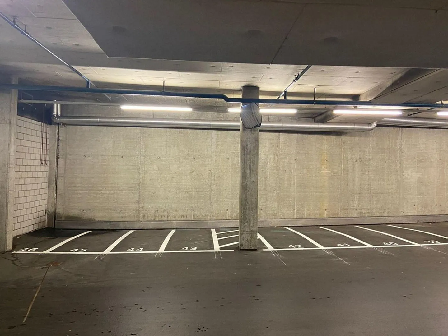 Secure and protected parking for your vehicle at Zofingen train station? - Photo 2 of 2