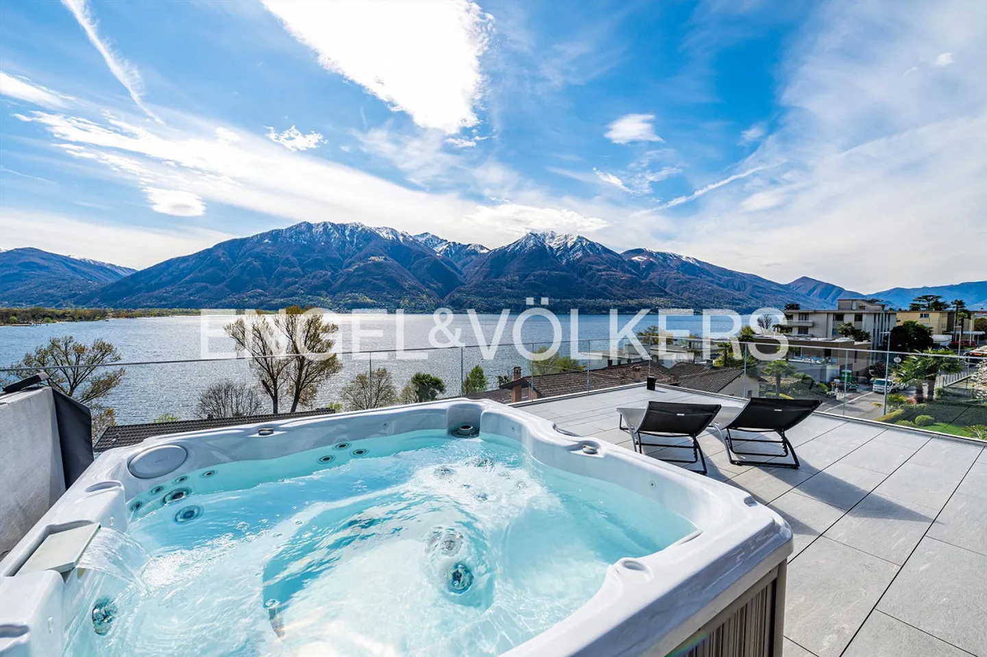 Un'oasi di lusso con vista sul lago e spa privata - Foto 2 di 17