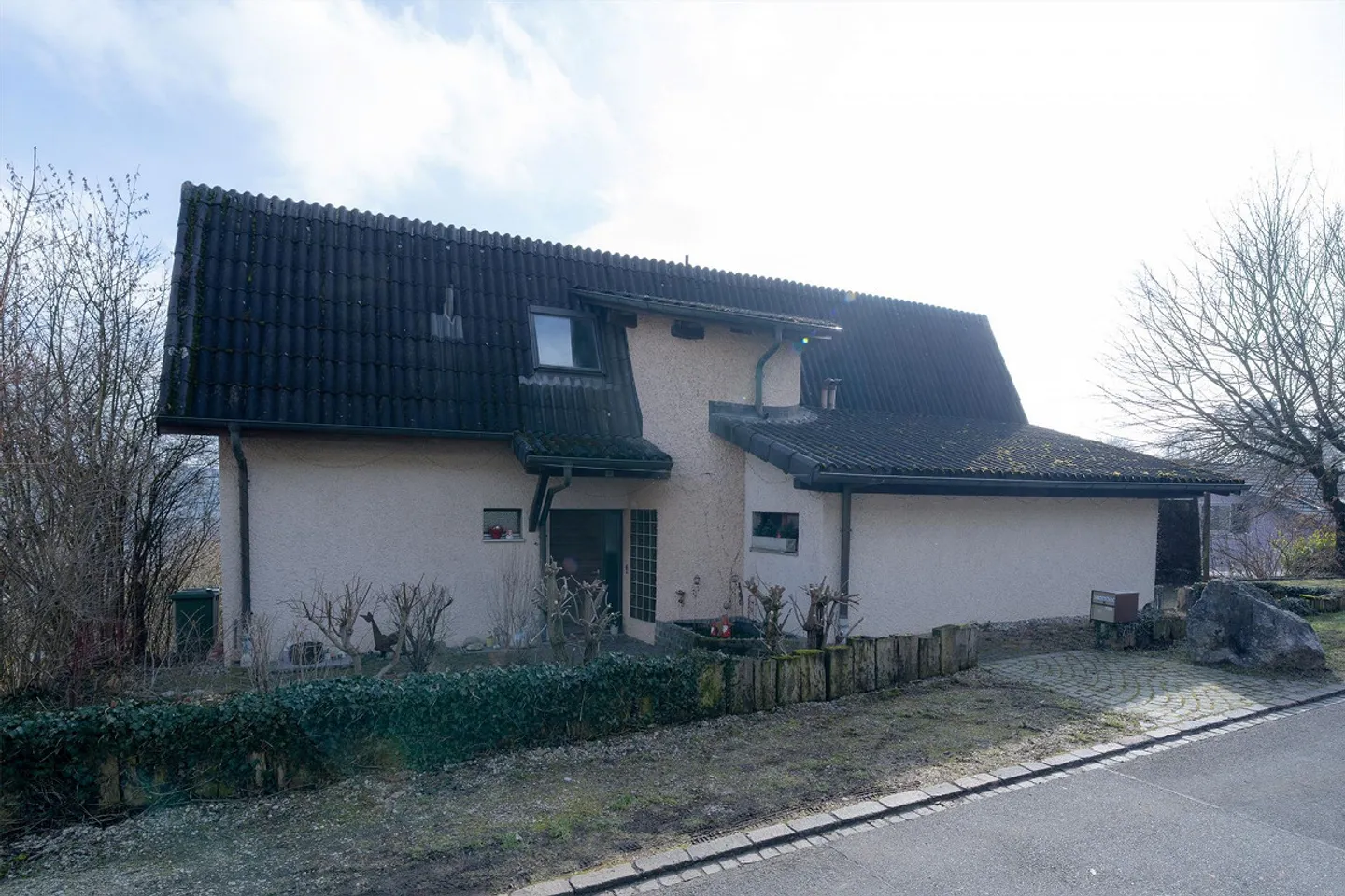 Geräumiges Einfamilienhaus mit Garage - Foto 2 von 9