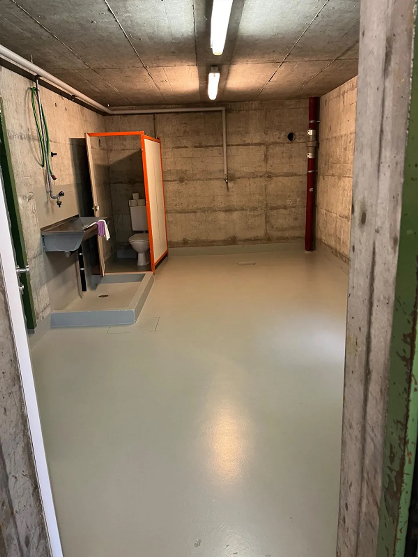 Espace de stockage merveilleux avec élévateur et zone de transbordement - Photo 5 sur 10