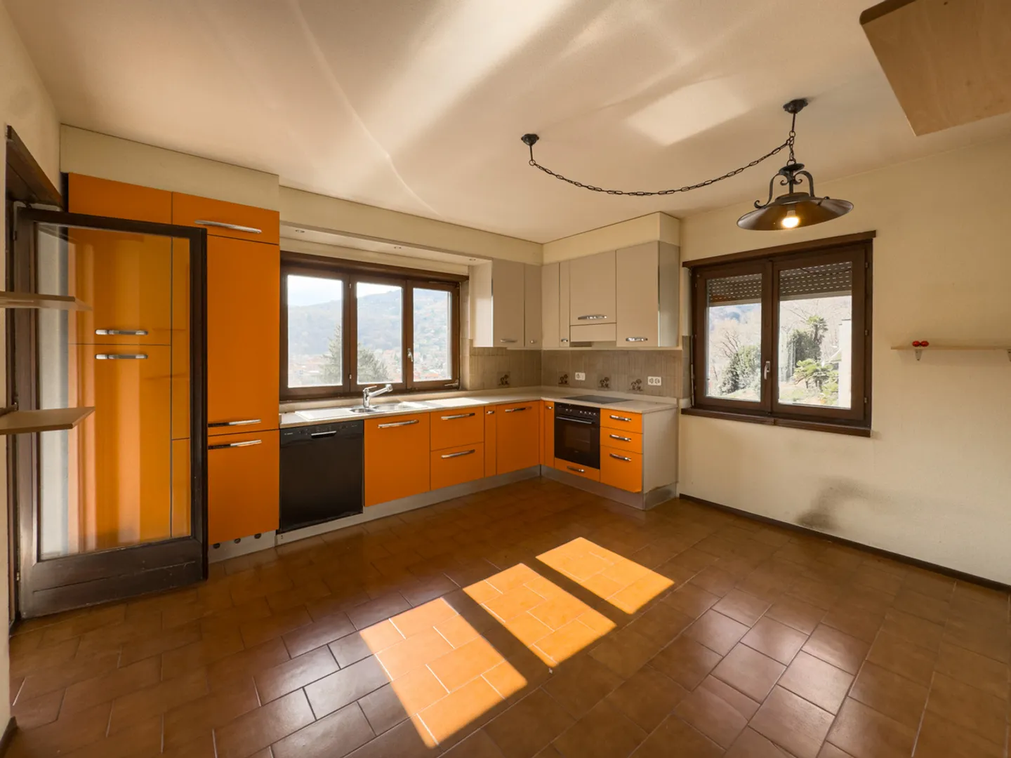 Haus mit drei Wohnungen mit Seeblick in Ponte Tresa - Foto 3 von 11