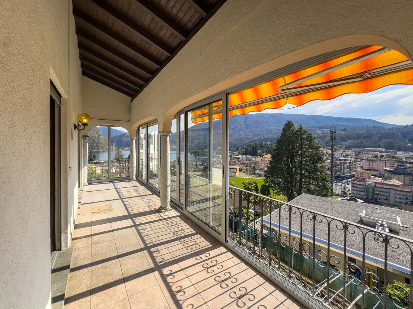 Haus mit drei Wohnungen mit Seeblick in Ponte Tresa - Foto 4 von 11