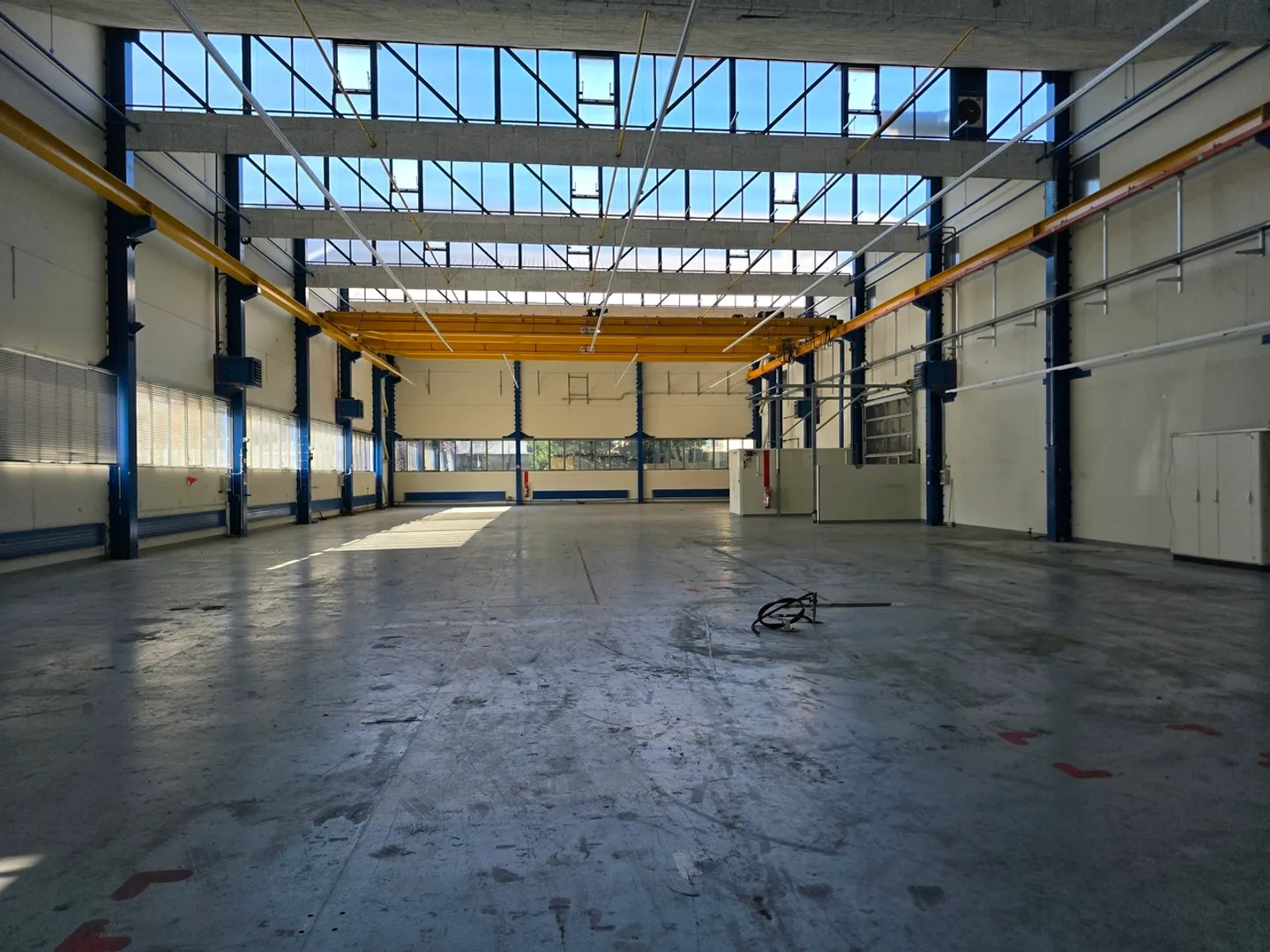 On the edge of Neuchâtel - Industrial hall of 2,500m2 - Photo 3 of 4