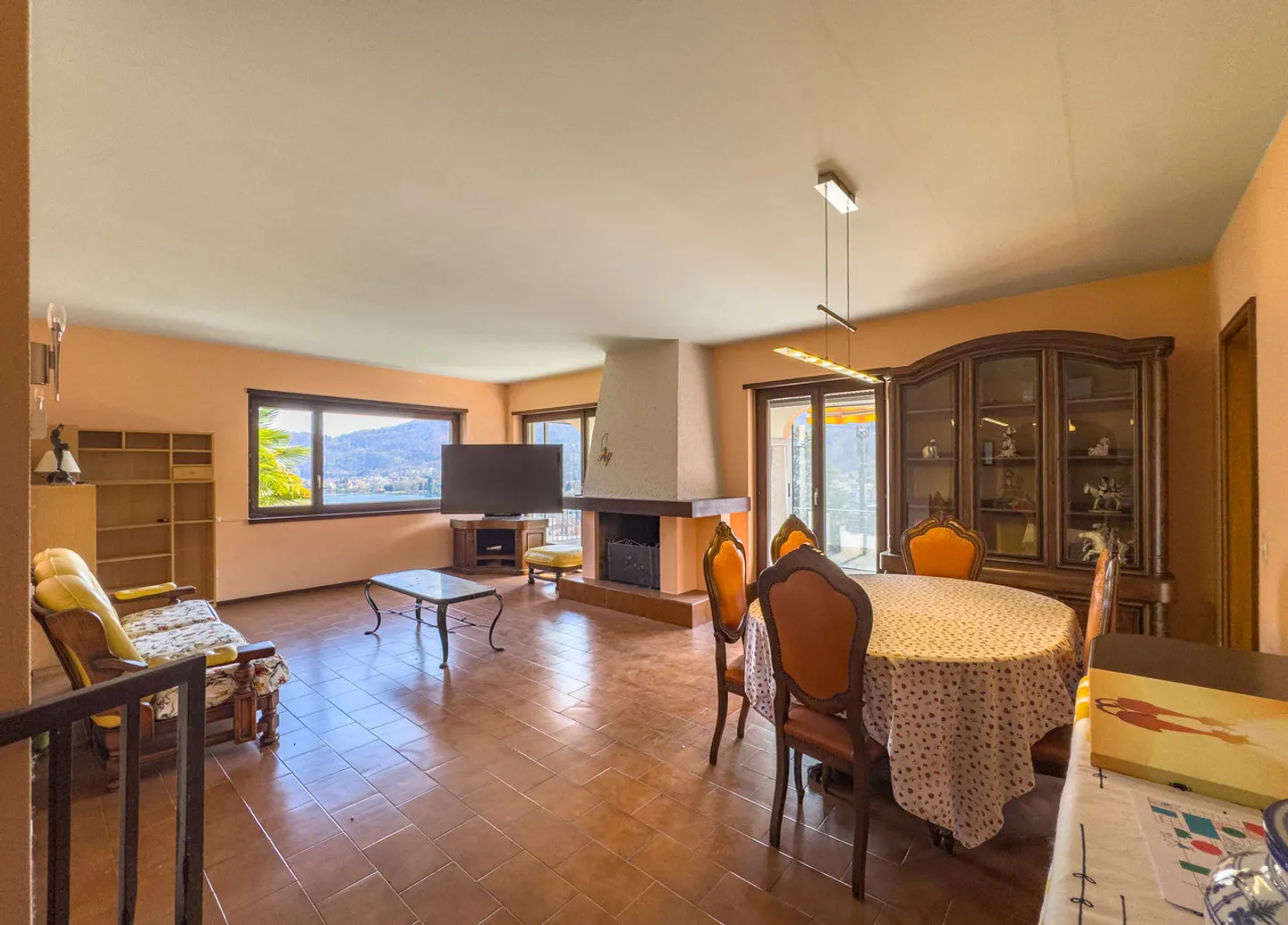 Haus mit drei Wohnungen mit Seeblick in Ponte Tresa - Foto 1 von 11