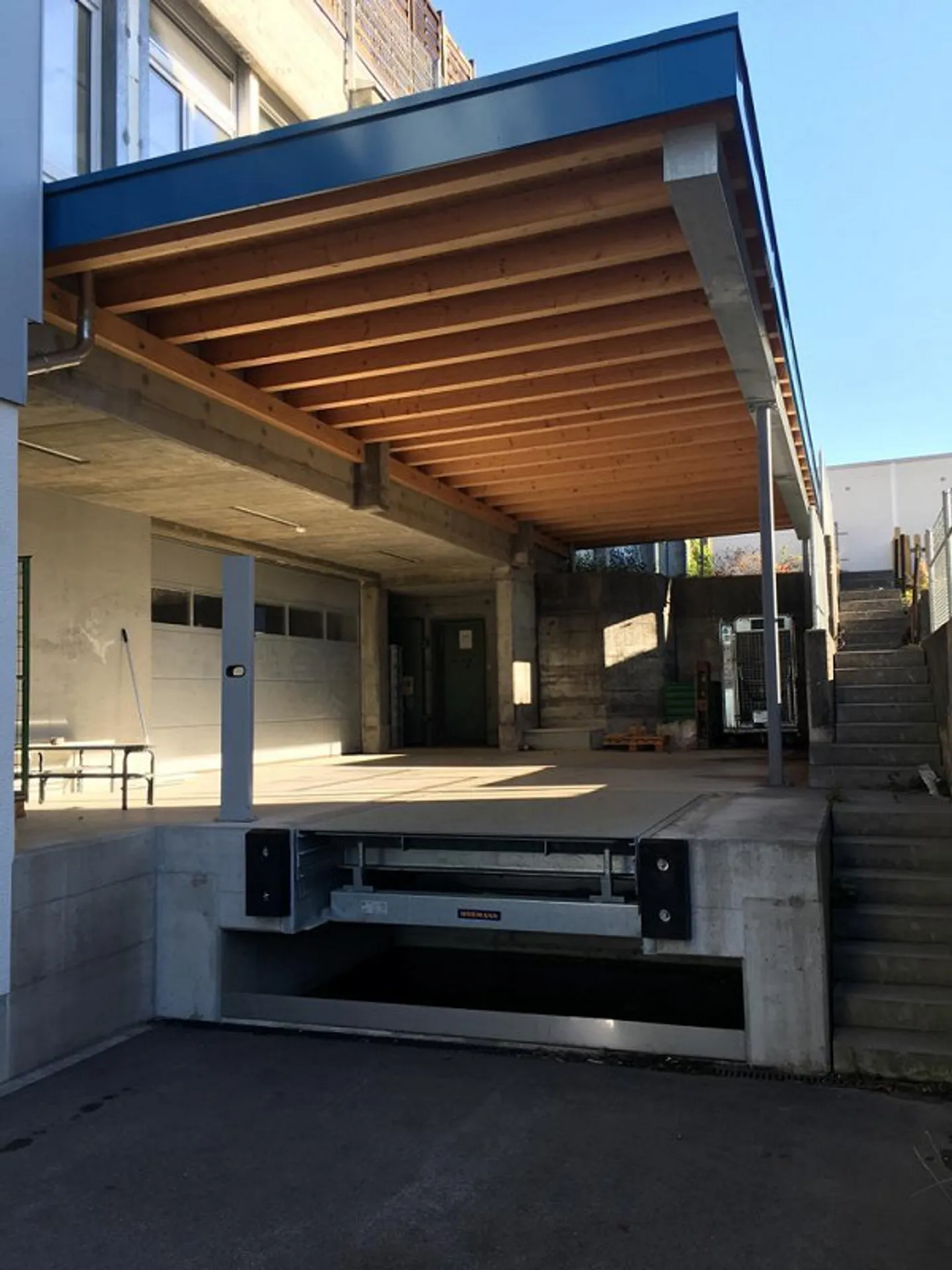 Espace de stockage merveilleux avec élévateur et zone de transbordement - Photo 3 sur 10