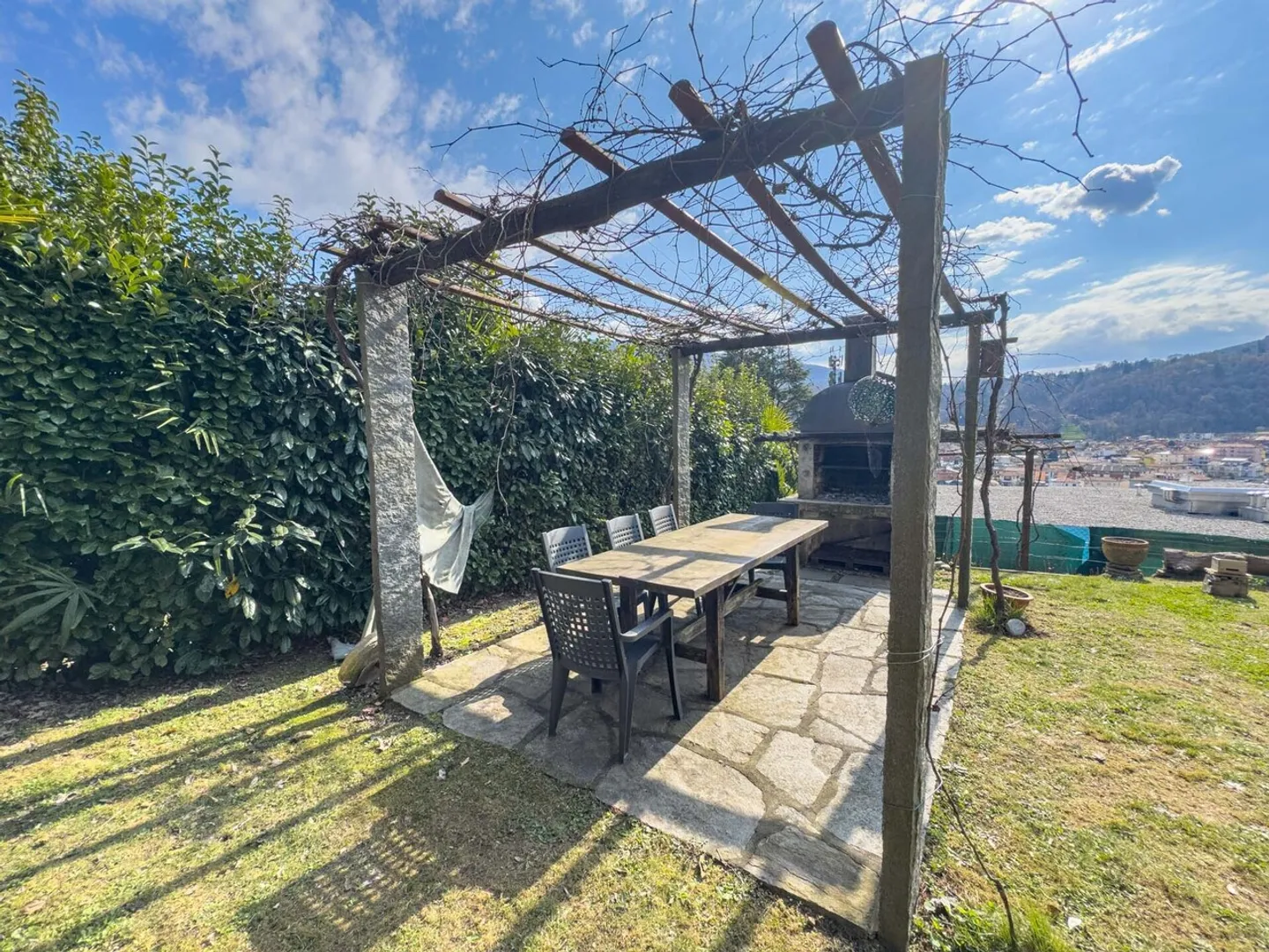 Haus mit drei Wohnungen mit Seeblick in Ponte Tresa - Foto 7 von 11