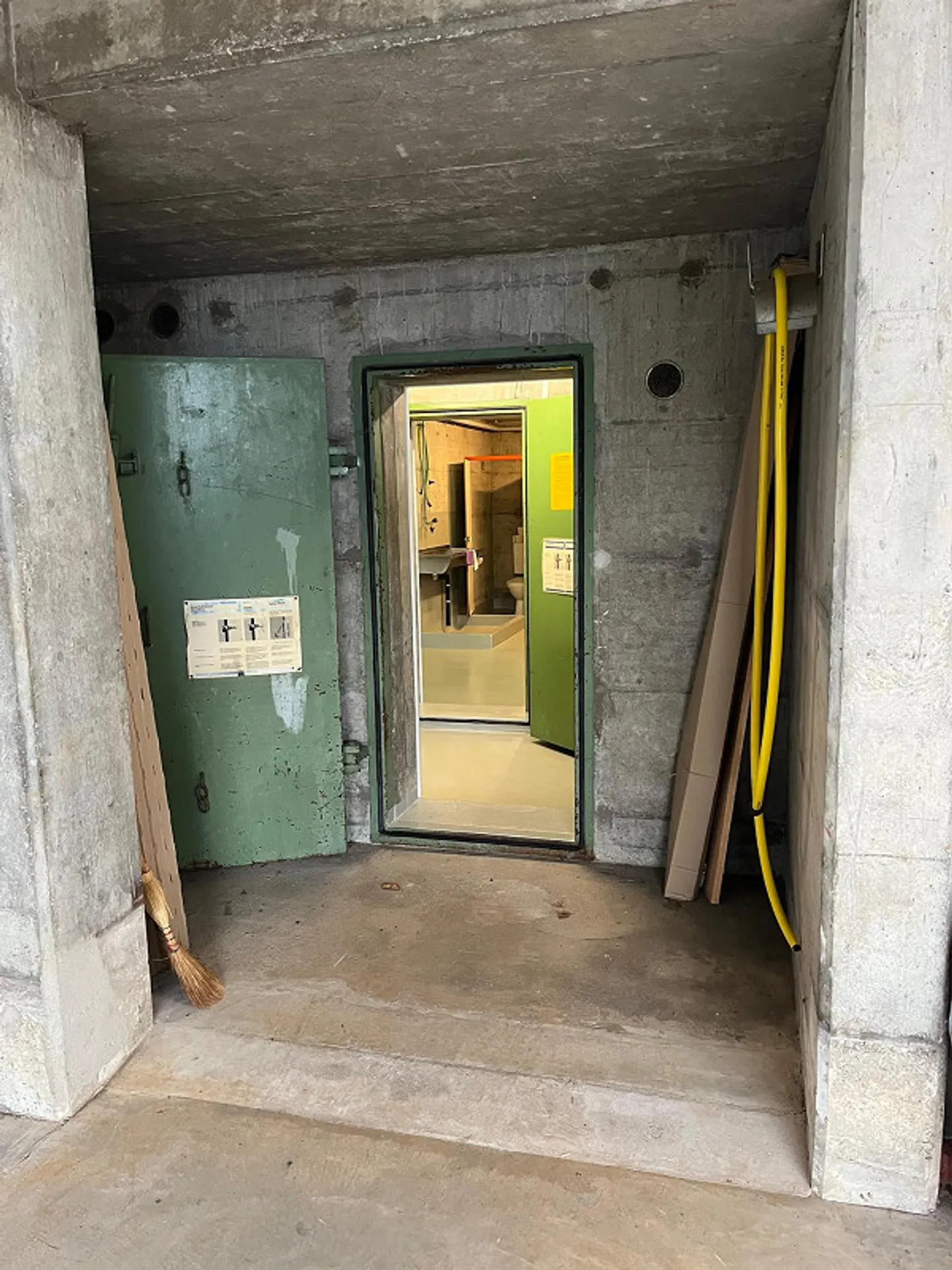 Espace de stockage merveilleux avec élévateur et zone de transbordement - Photo 8 sur 10