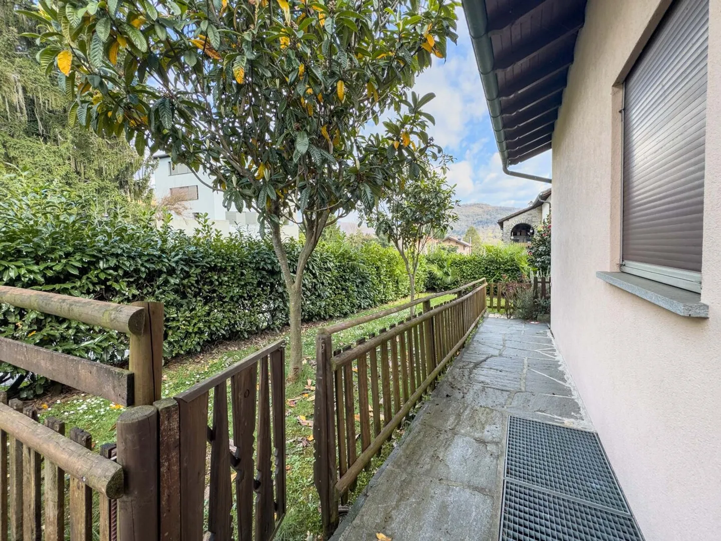 Haus mit drei Wohnungen mit Seeblick in Ponte Tresa - Foto 8 von 11