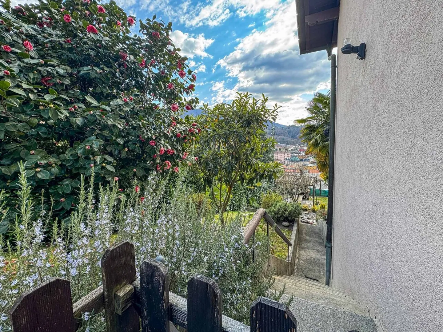 Haus mit drei Wohnungen mit Seeblick in Ponte Tresa - Foto 9 von 11