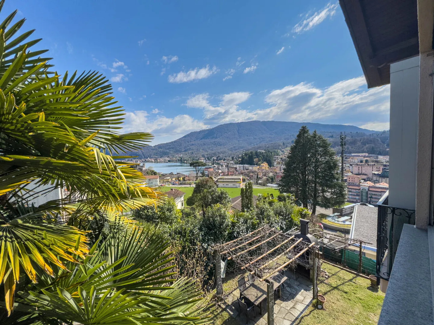 Haus mit drei Wohnungen mit Seeblick in Ponte Tresa - Foto 10 von 11