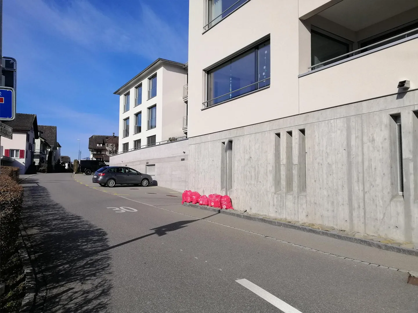 Geräumiger Parkplatz in Schwyz - Foto 3 von 7