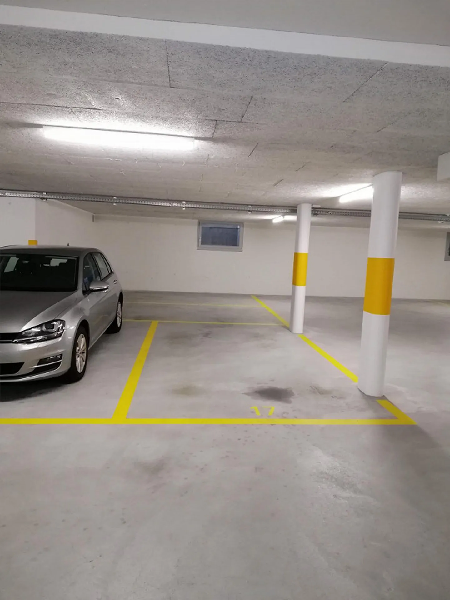 Geräumiger Parkplatz in Schwyz - Foto 5 von 7