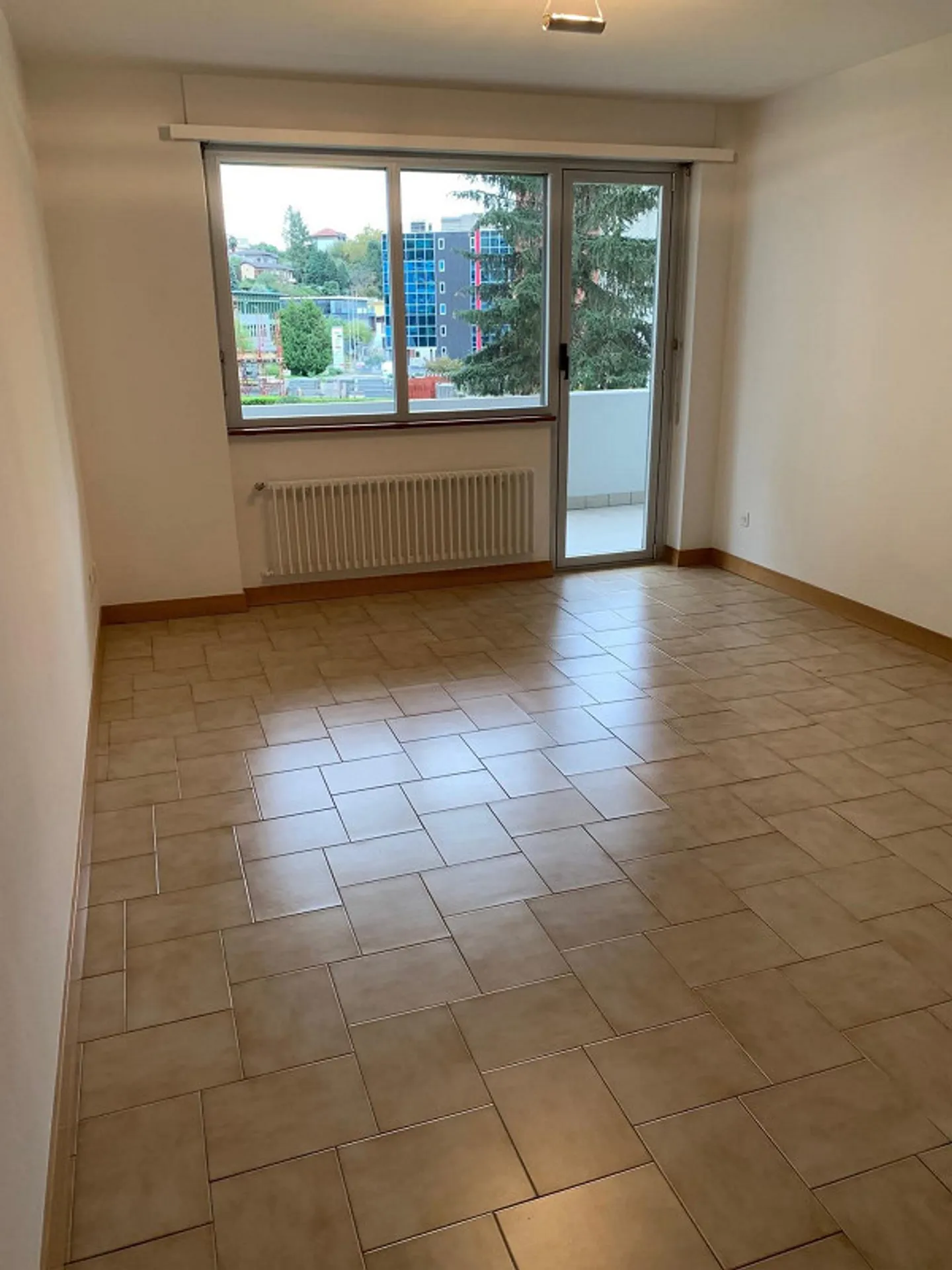 Appartement 2,5 pièces et place de parking - Photo 2 sur 5