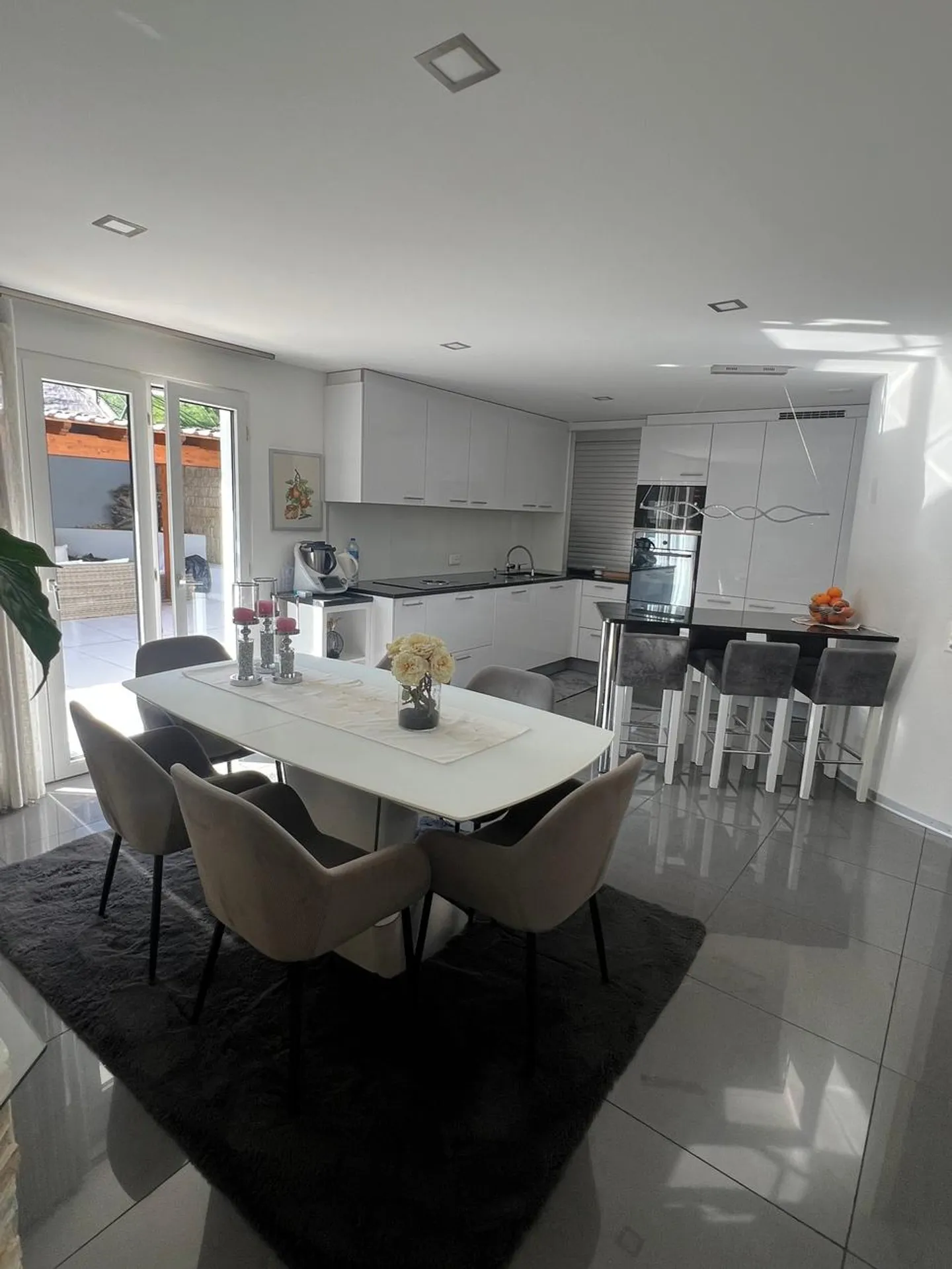 Magnifica villa moderna di 5,5 locali con grande giardino - Courtepin - Foto 3 di 13