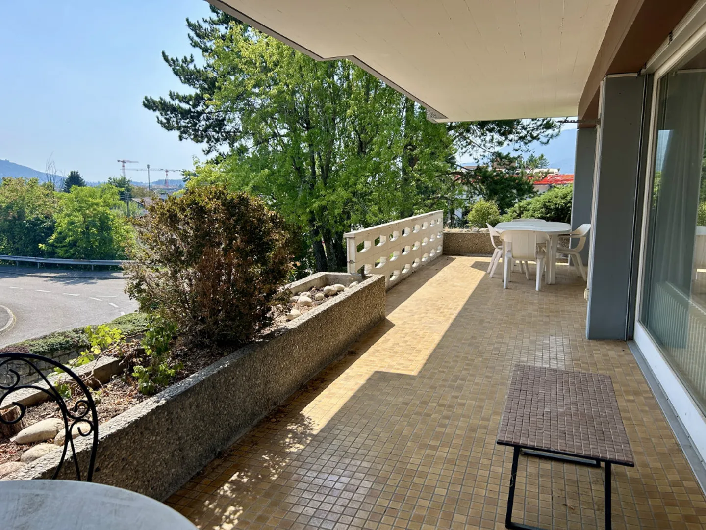 Magnifique avec grand balcon couvert et accès direct au jardin - Photo 4 sur 6