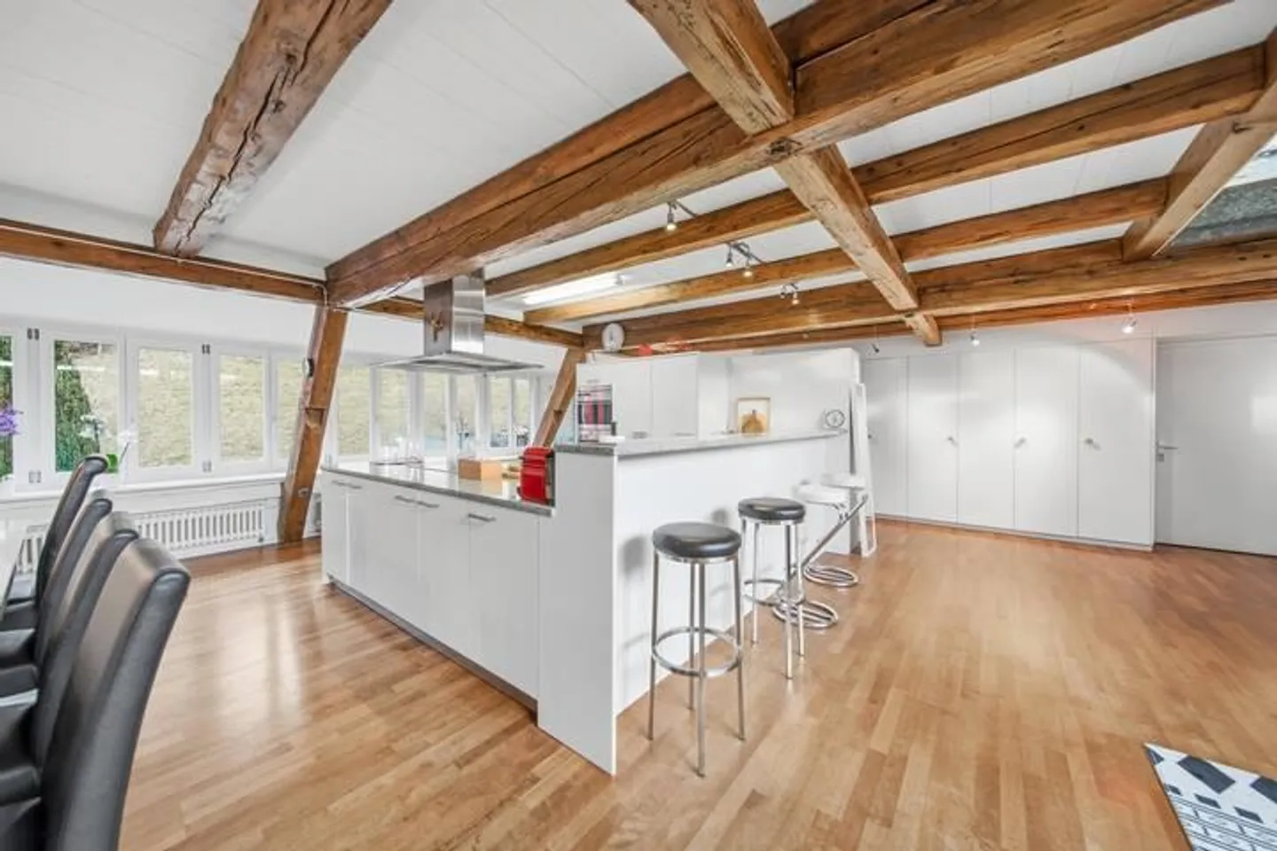 MAISONETTE STORICA DI 6 CAMERE CON TERRAZZA SUL TETTO E CARATTERE LOFT A LAUPEN ZH - Foto 7 di 9