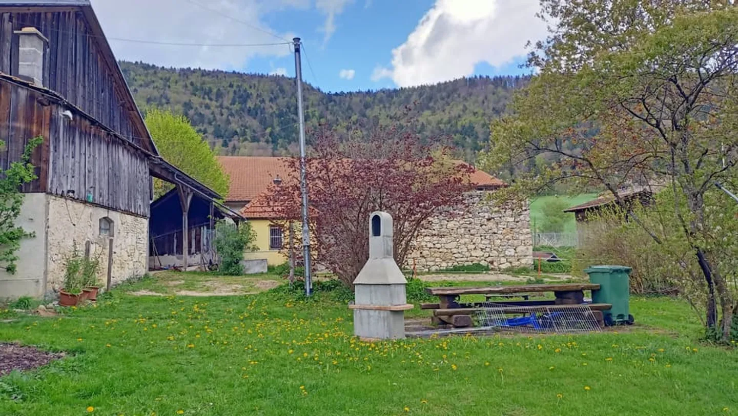 Schönes Bauernhaus mit zwei Wohnungen von 300 m2 und 220 m2 Scheune und Paddock - Photo 5 of 13