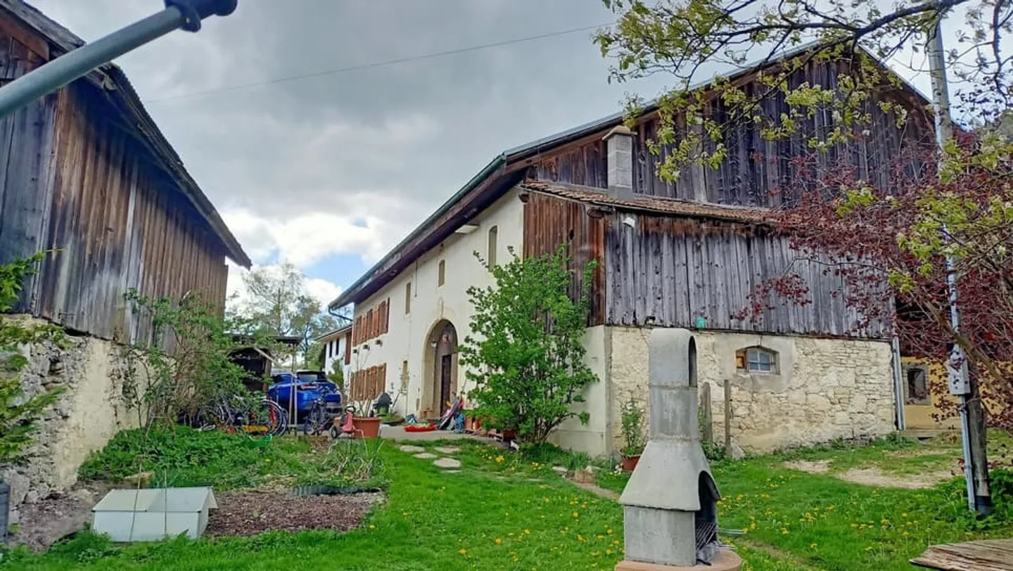 Schönes Bauernhaus mit zwei Wohnungen von 300 m2 und 220 m2 Scheune und Paddock - Photo 7 of 13