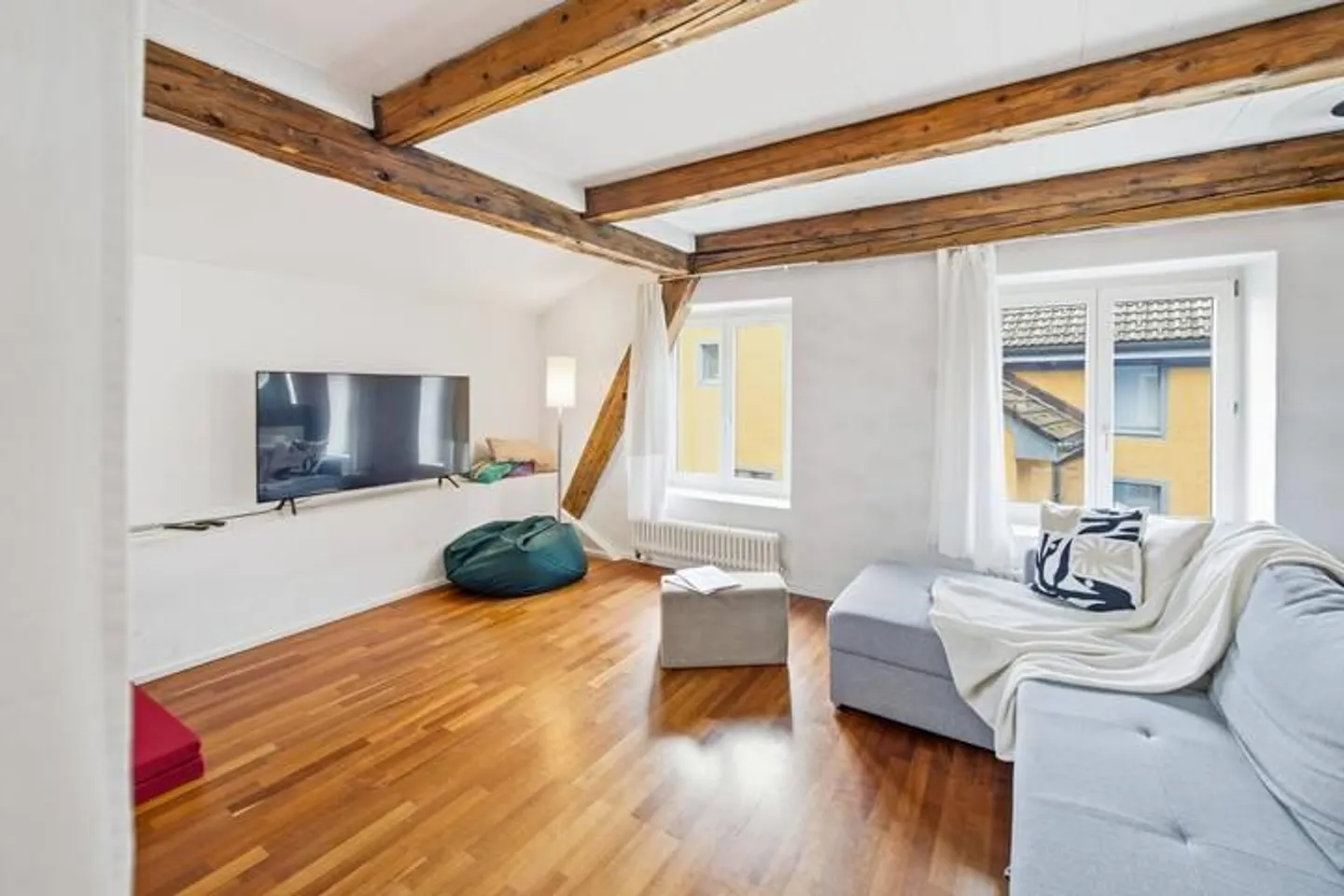 MAISONETTE STORICA DI 6 CAMERE CON TERRAZZA SUL TETTO E CARATTERE LOFT A LAUPEN ZH - Foto 2 di 9