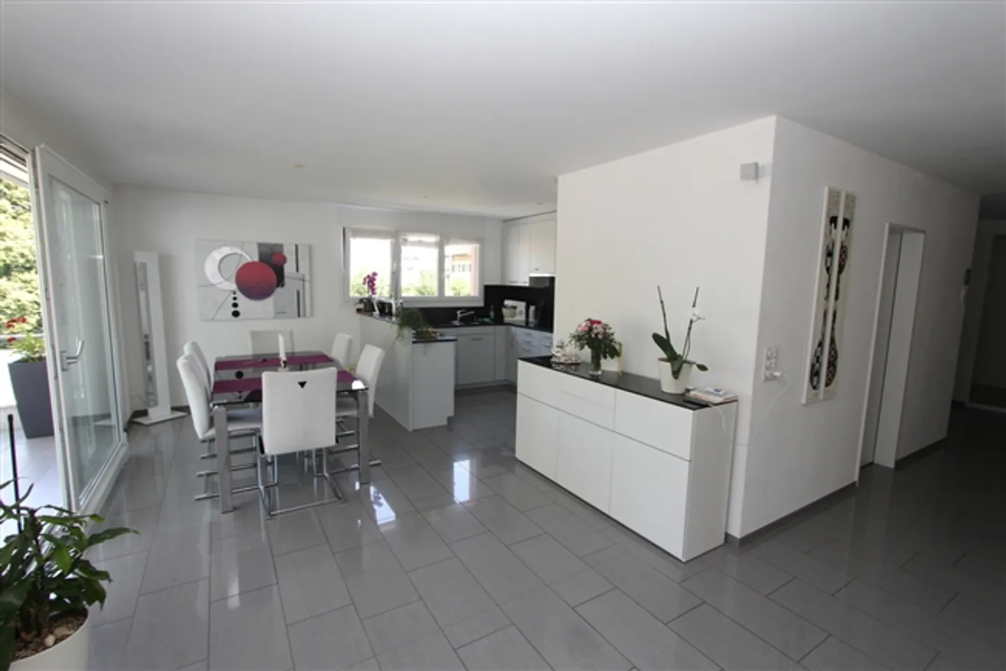 spacious - bright - practical - Photo 2 of 13