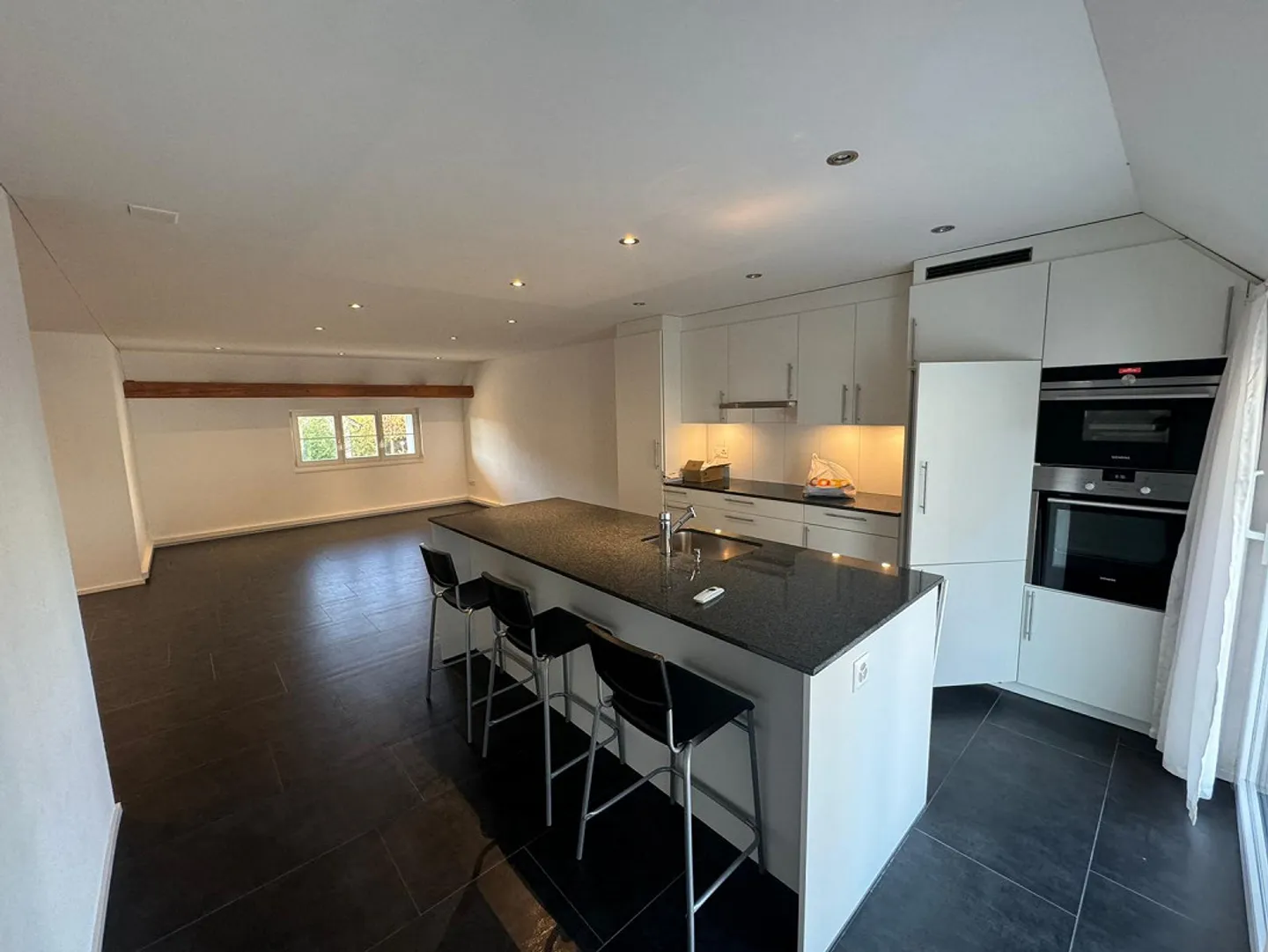 Ampio appartamento di 4 1/2 stanze con patio e balcone - Foto 1 di 22