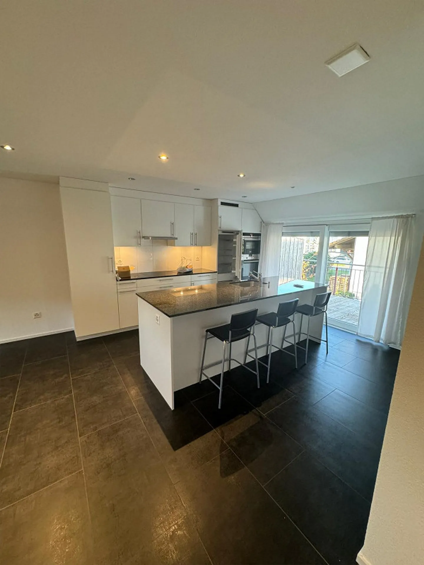 Ampio appartamento di 4 1/2 stanze con patio e balcone - Foto 3 di 22