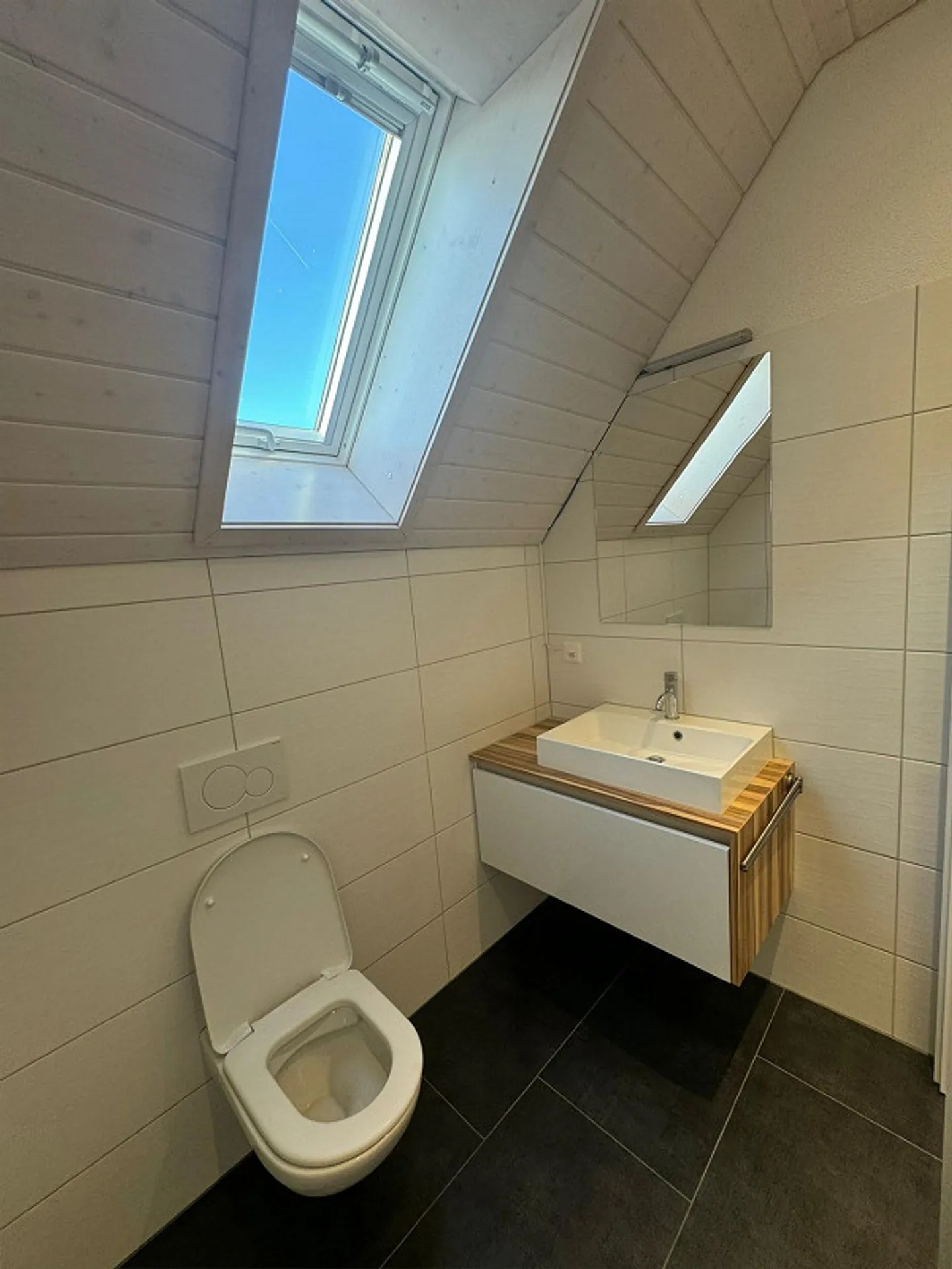 Ampio appartamento di 4 1/2 stanze con patio e balcone - Foto 10 di 22