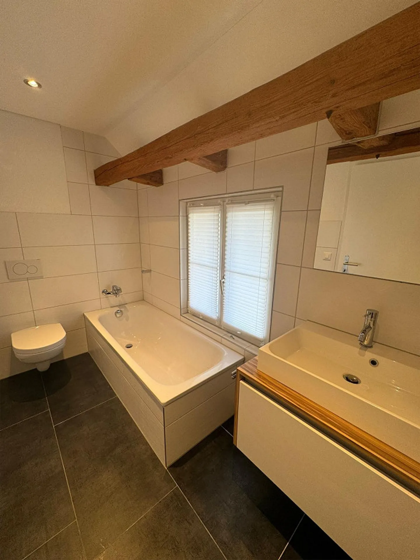 Ampio appartamento di 4 1/2 stanze con patio e balcone - Foto 12 di 22