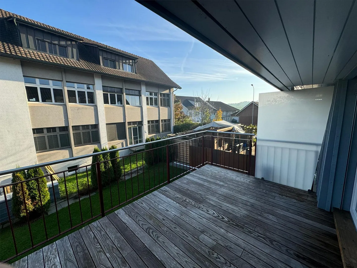 Ampio appartamento di 4 1/2 stanze con patio e balcone - Foto 14 di 22