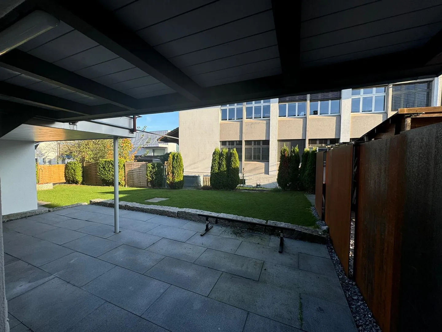 Ampio appartamento di 4 1/2 stanze con patio e balcone - Foto 18 di 22