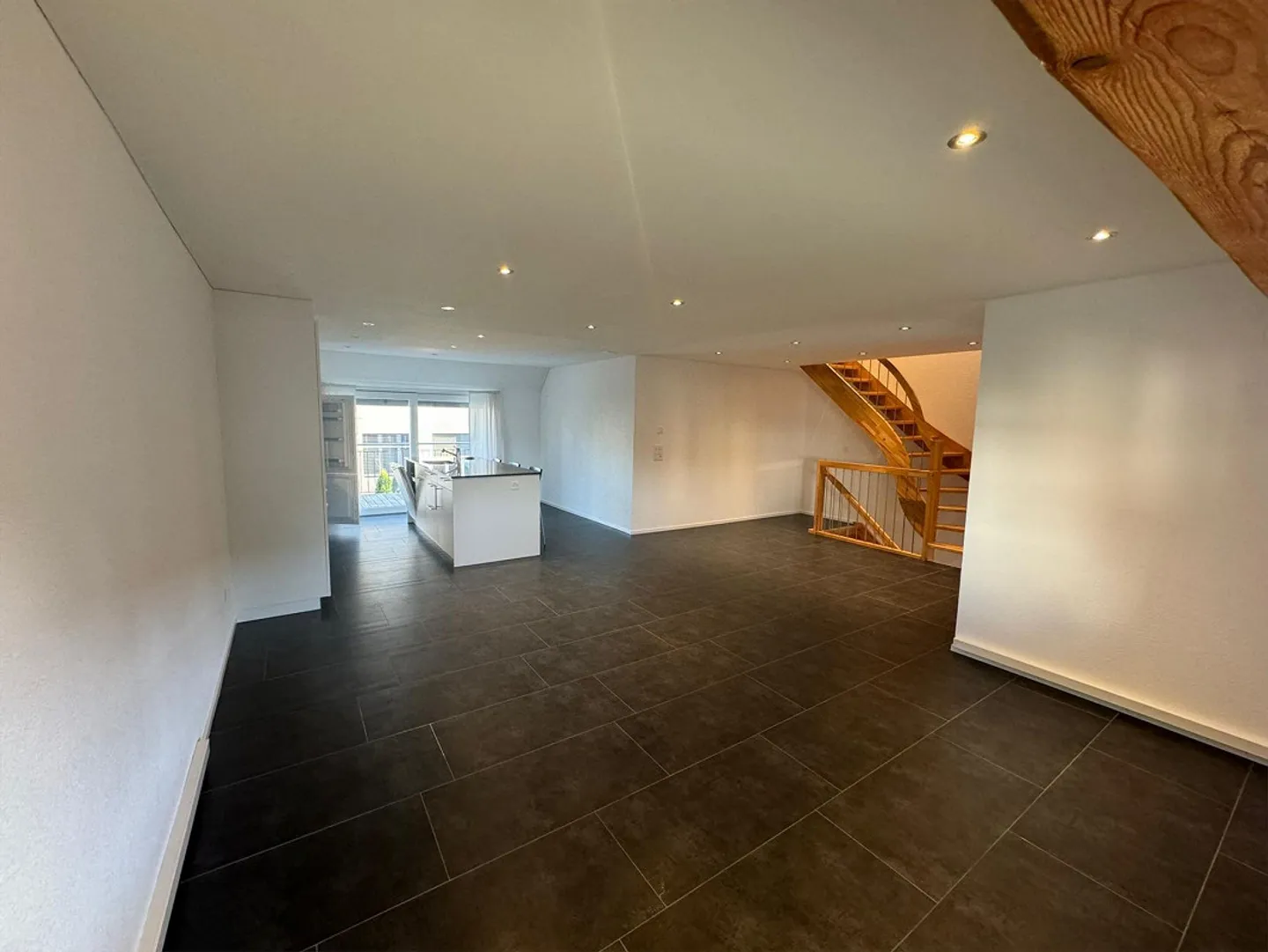 Ampio appartamento di 4 1/2 stanze con patio e balcone - Foto 4 di 22