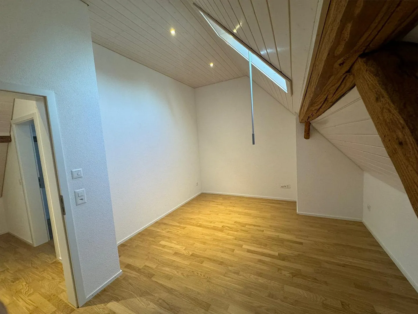 Ampio appartamento di 4 1/2 stanze con patio e balcone - Foto 6 di 22