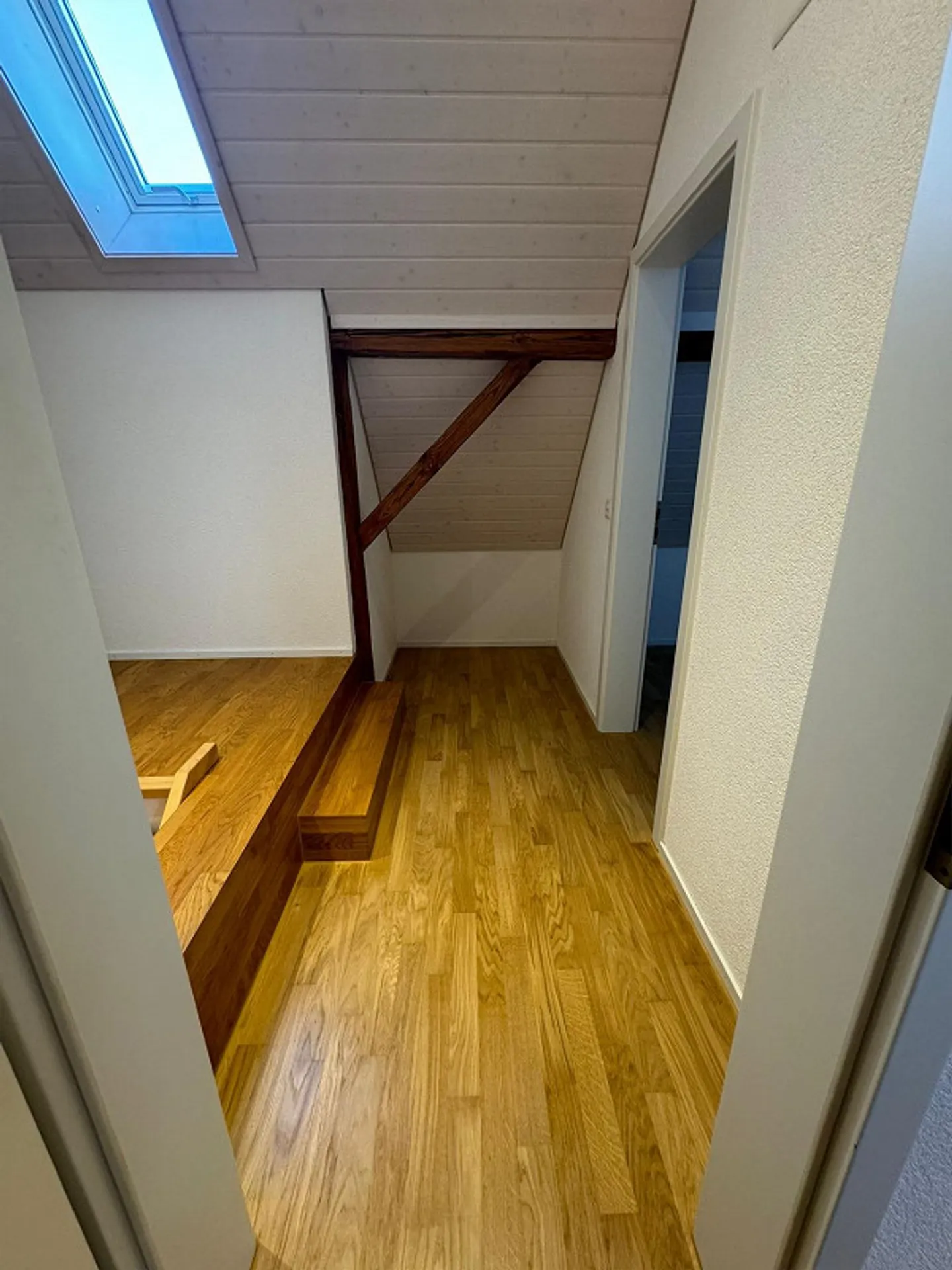 Ampio appartamento di 4 1/2 stanze con patio e balcone - Foto 8 di 22