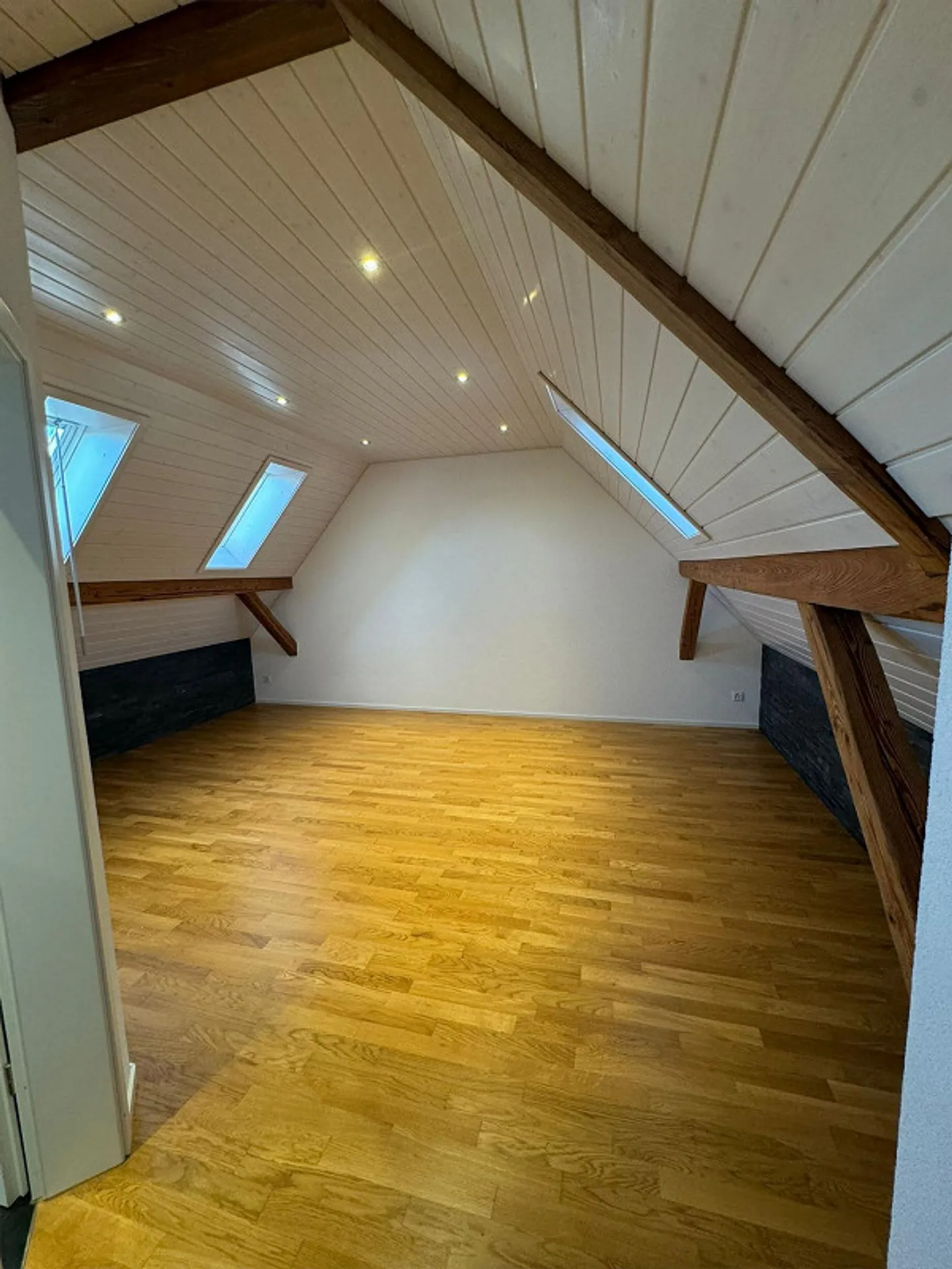 Ampio appartamento di 4 1/2 stanze con patio e balcone - Foto 9 di 22