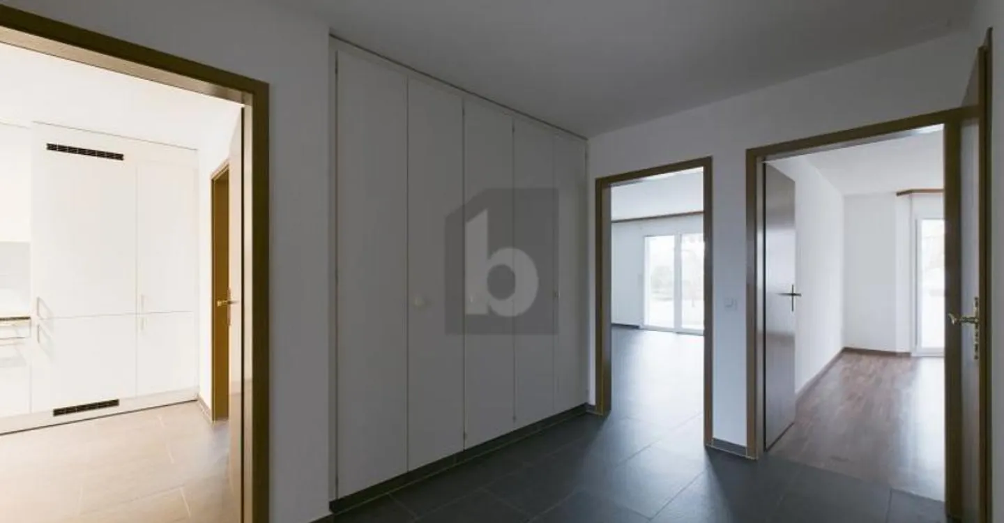 MODERN, KOMFORTABEL UND MIT GEMÜTLICHEM BALKON - Foto 3 von 5