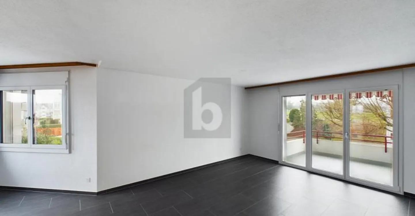 MODERN, KOMFORTABEL UND MIT GEMÜTLICHEM BALKON - Foto 1 von 5