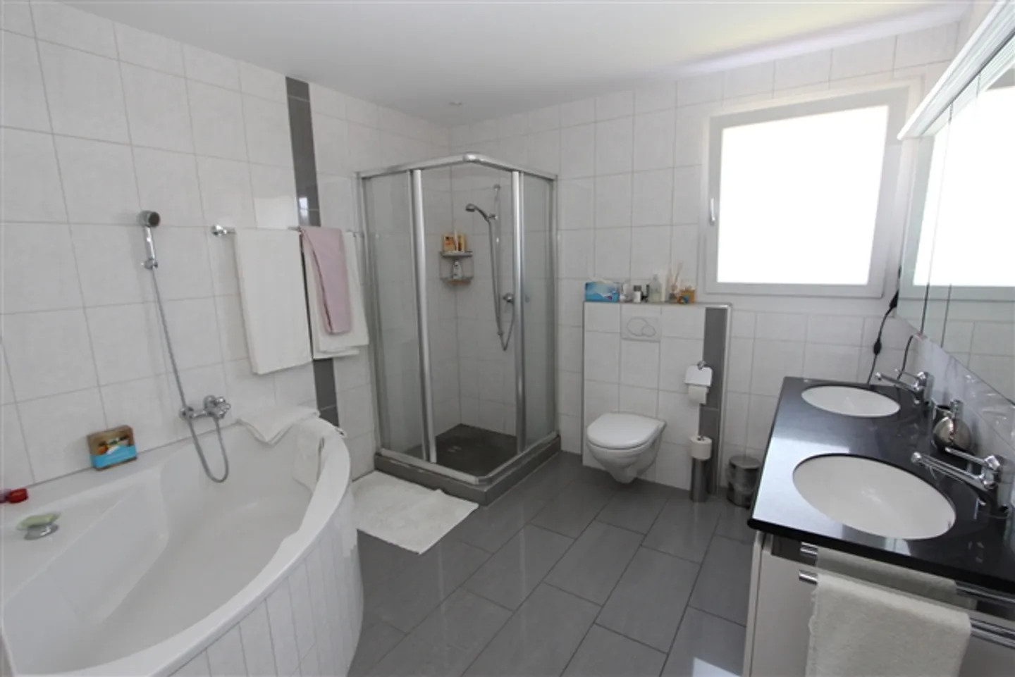 spacious - bright - practical - Photo 3 of 13