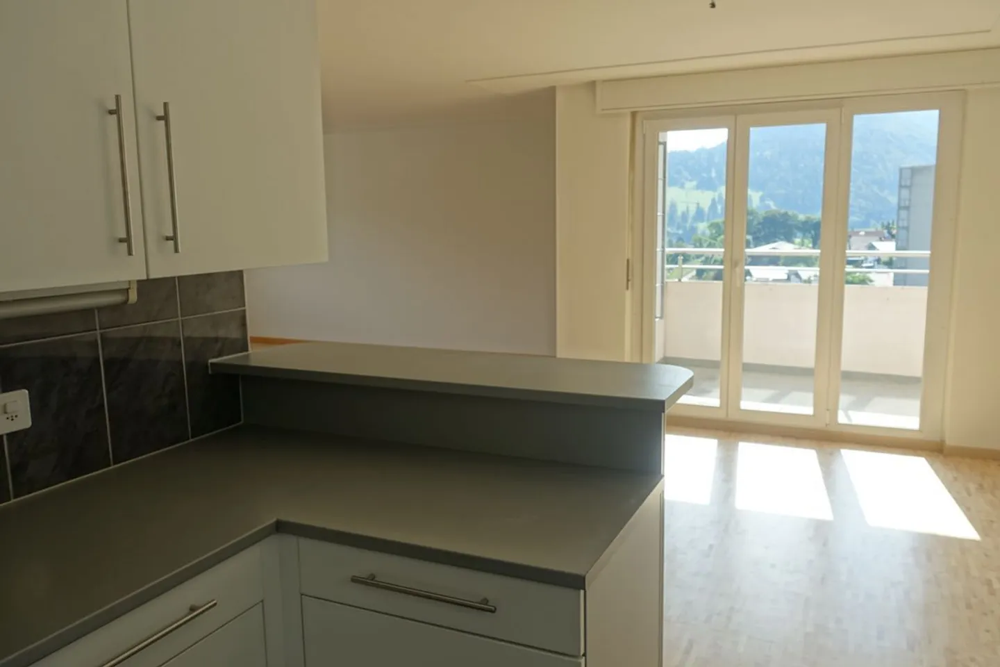 Ampio e luminoso appartamento di 4,5 stanze con balcone - Foto 2 di 9