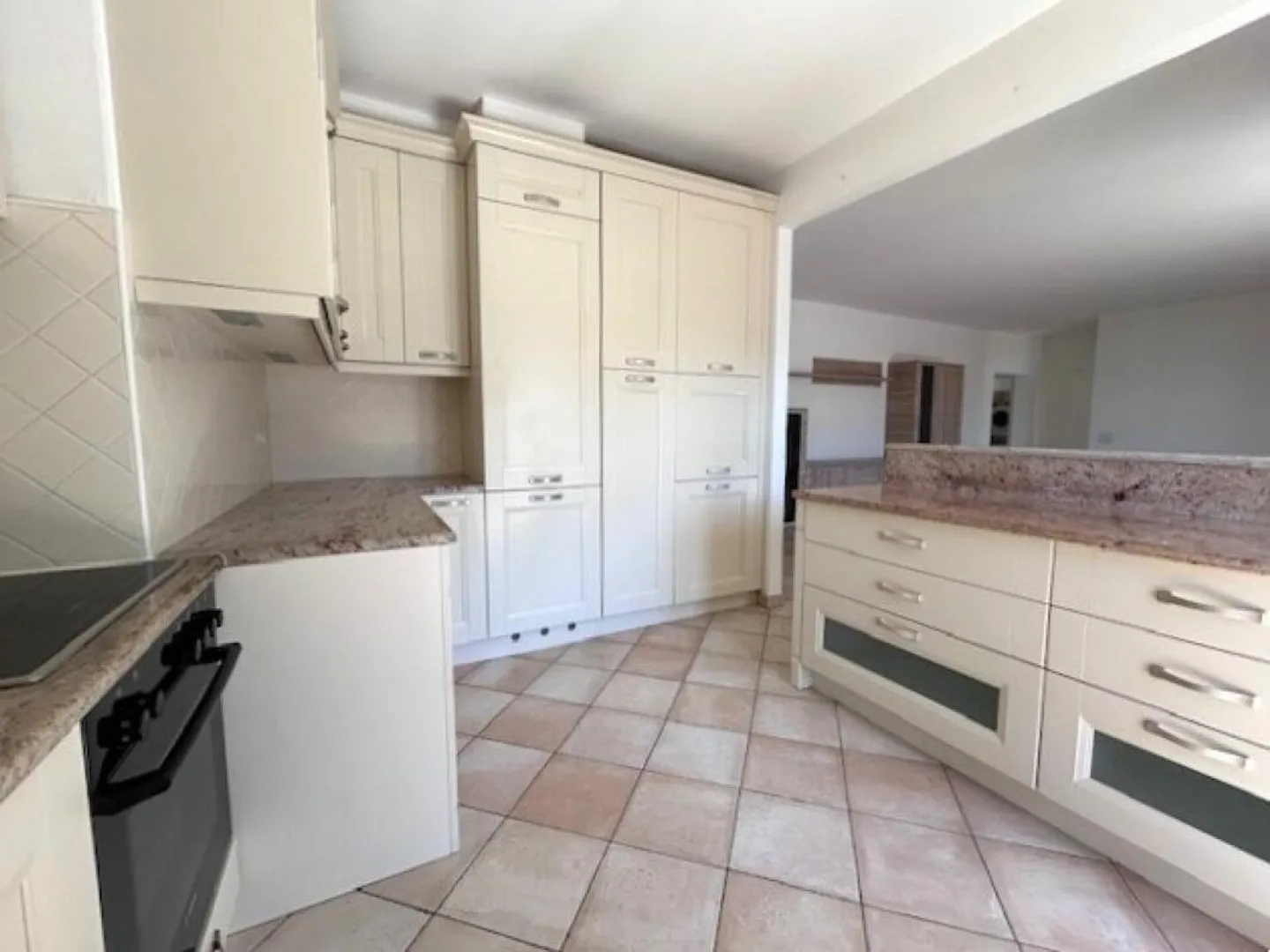 Large 4 ½ room apartment in Giubiasco in residential area - Photo 10 of 30