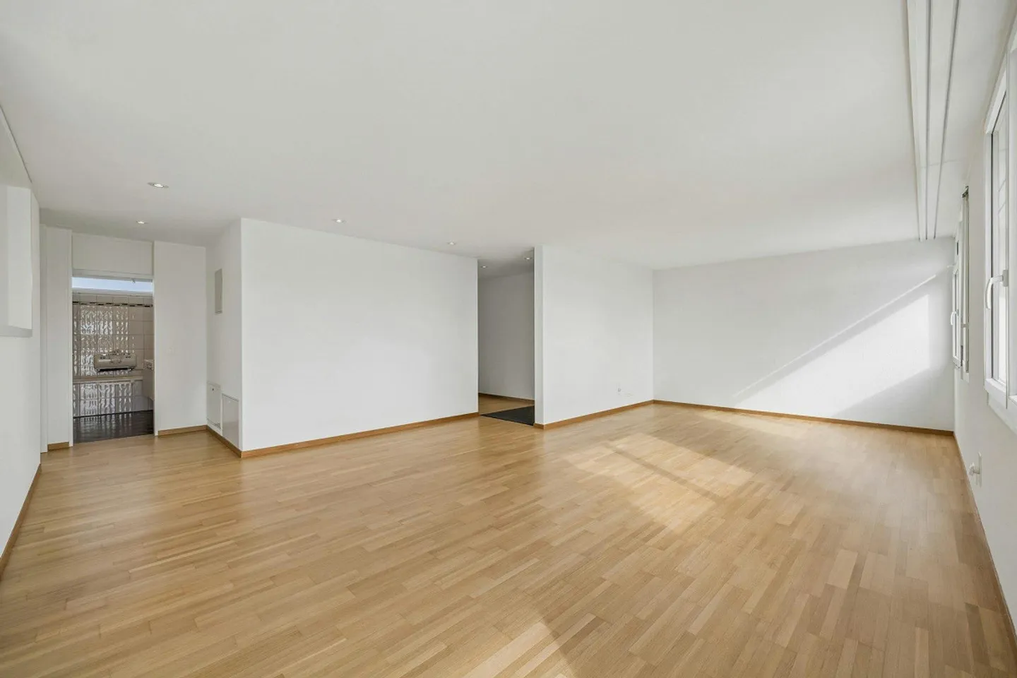 Ampio appartamento di 3½ locali con balcone vetrato e bella vista - Foto 2 di 13